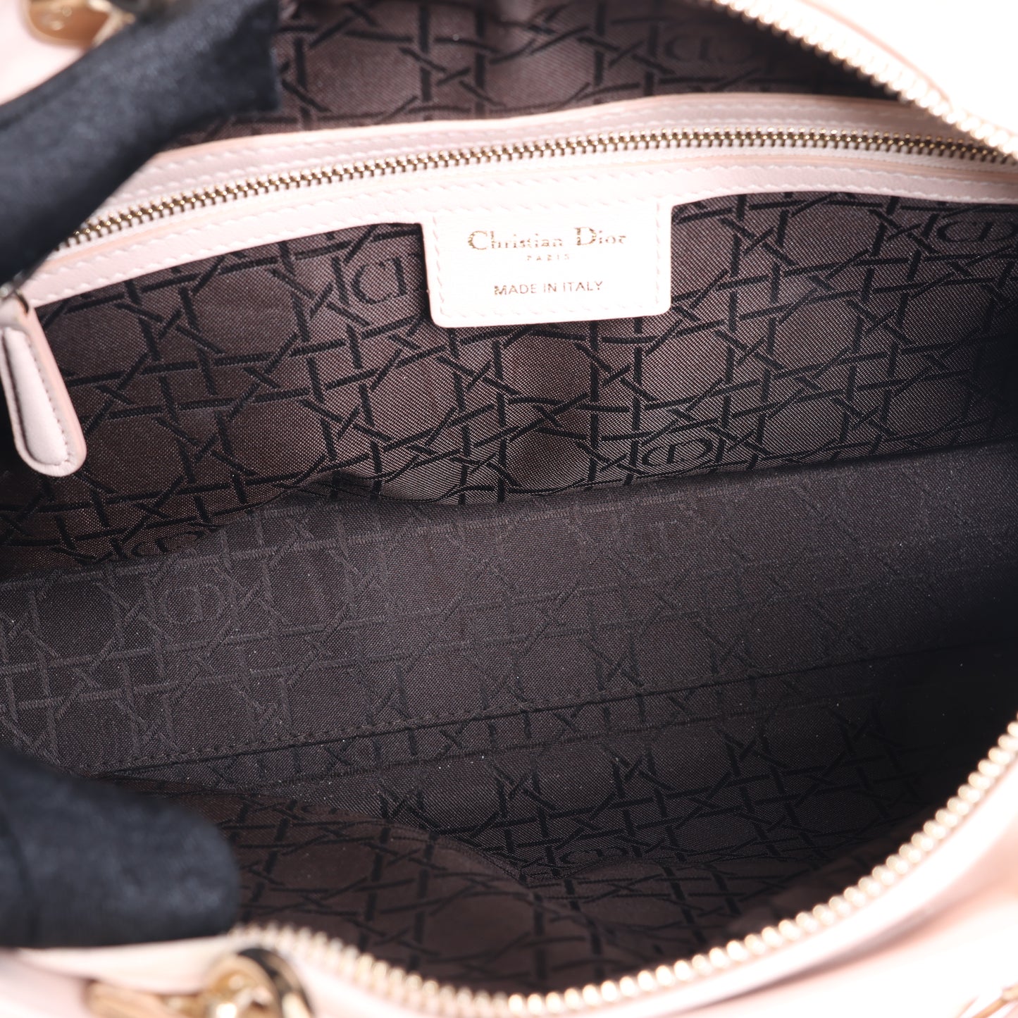 Grand sac à main double usage en cuir rose clair Lady Dior Cannage de Christian Dior
