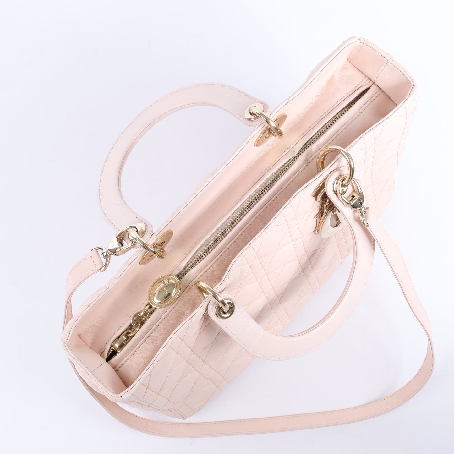 Grand sac à main double usage en cuir rose clair Lady Dior Cannage de Christian Dior
