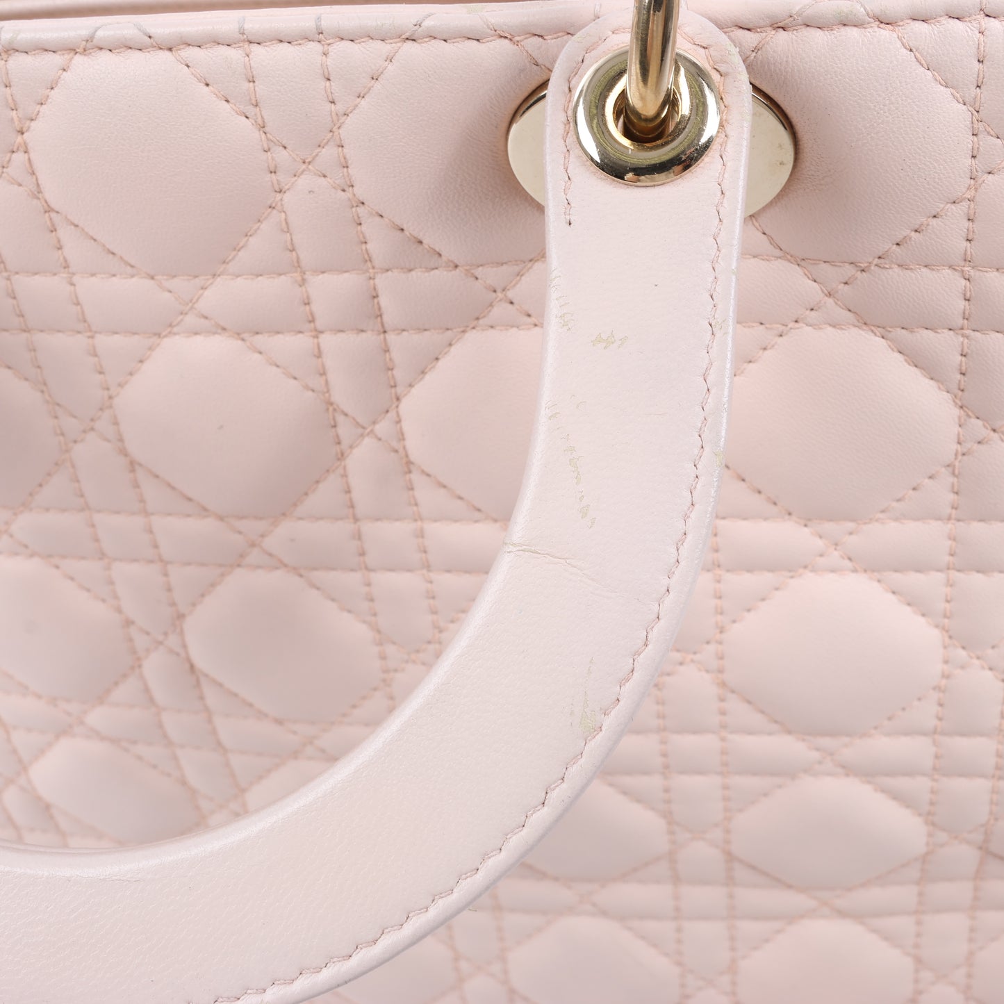 Grand sac à main double usage en cuir rose clair Lady Dior Cannage de Christian Dior
