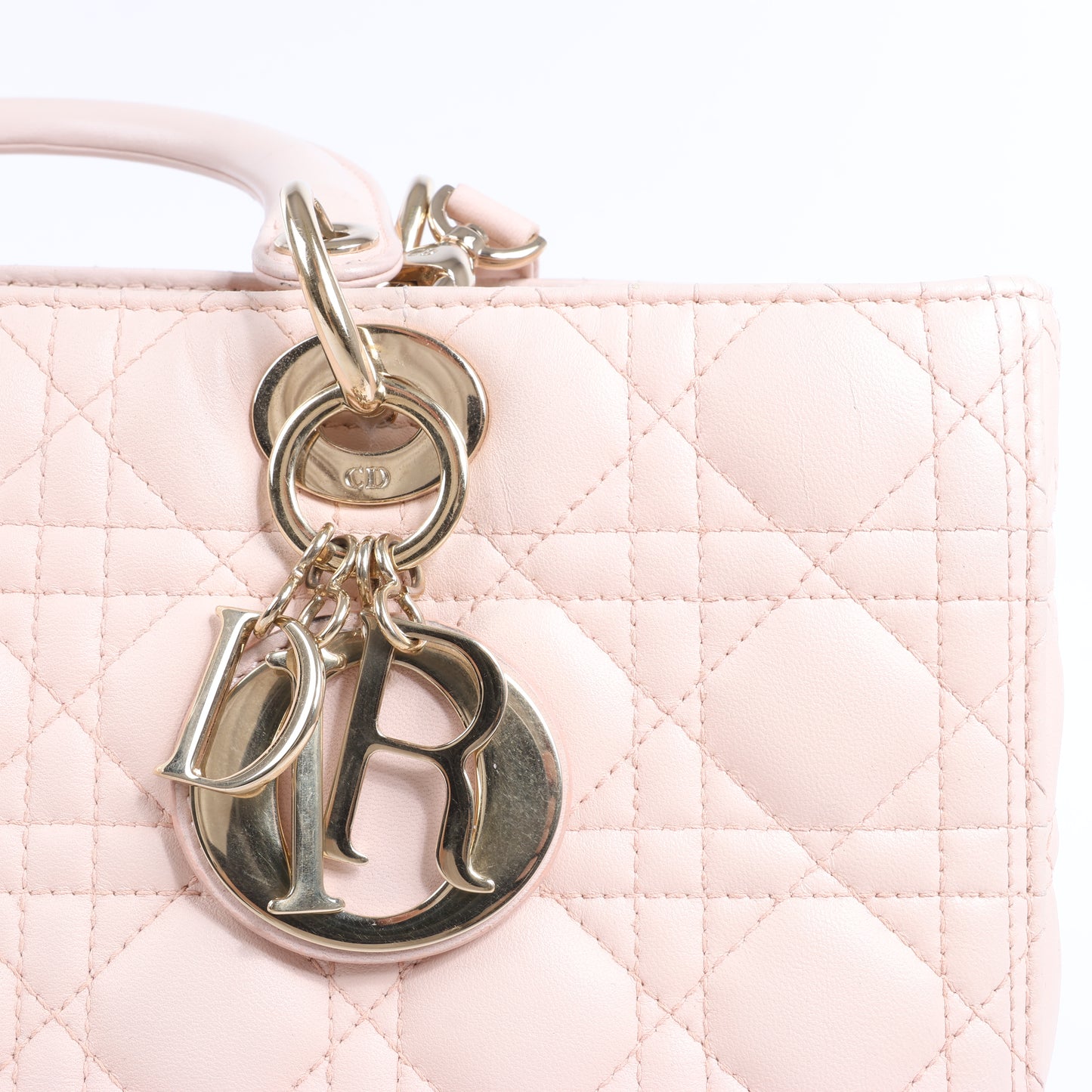 Grand sac à main double usage en cuir rose clair Lady Dior Cannage de Christian Dior