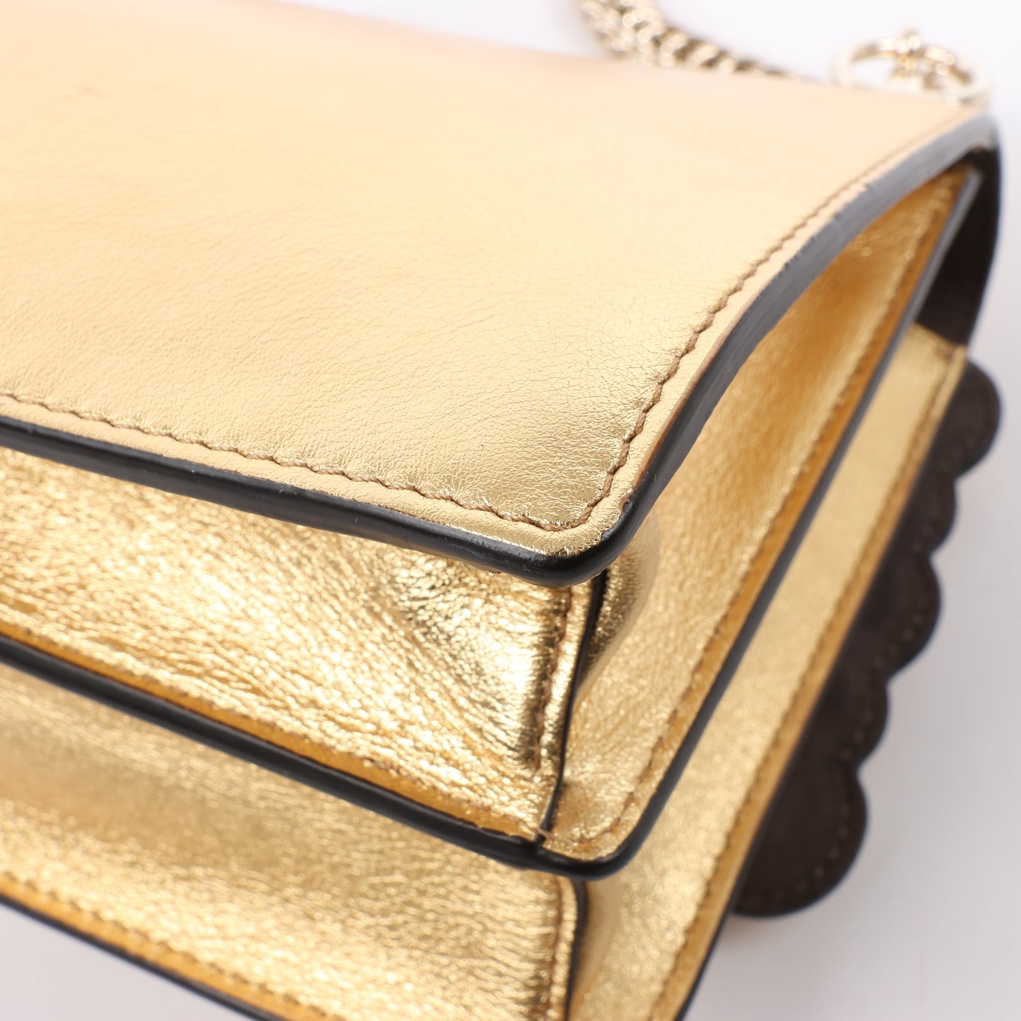 Sac à bandoulière en cuir FENDI Mini Kan I avec chaîne, doré 8M0381