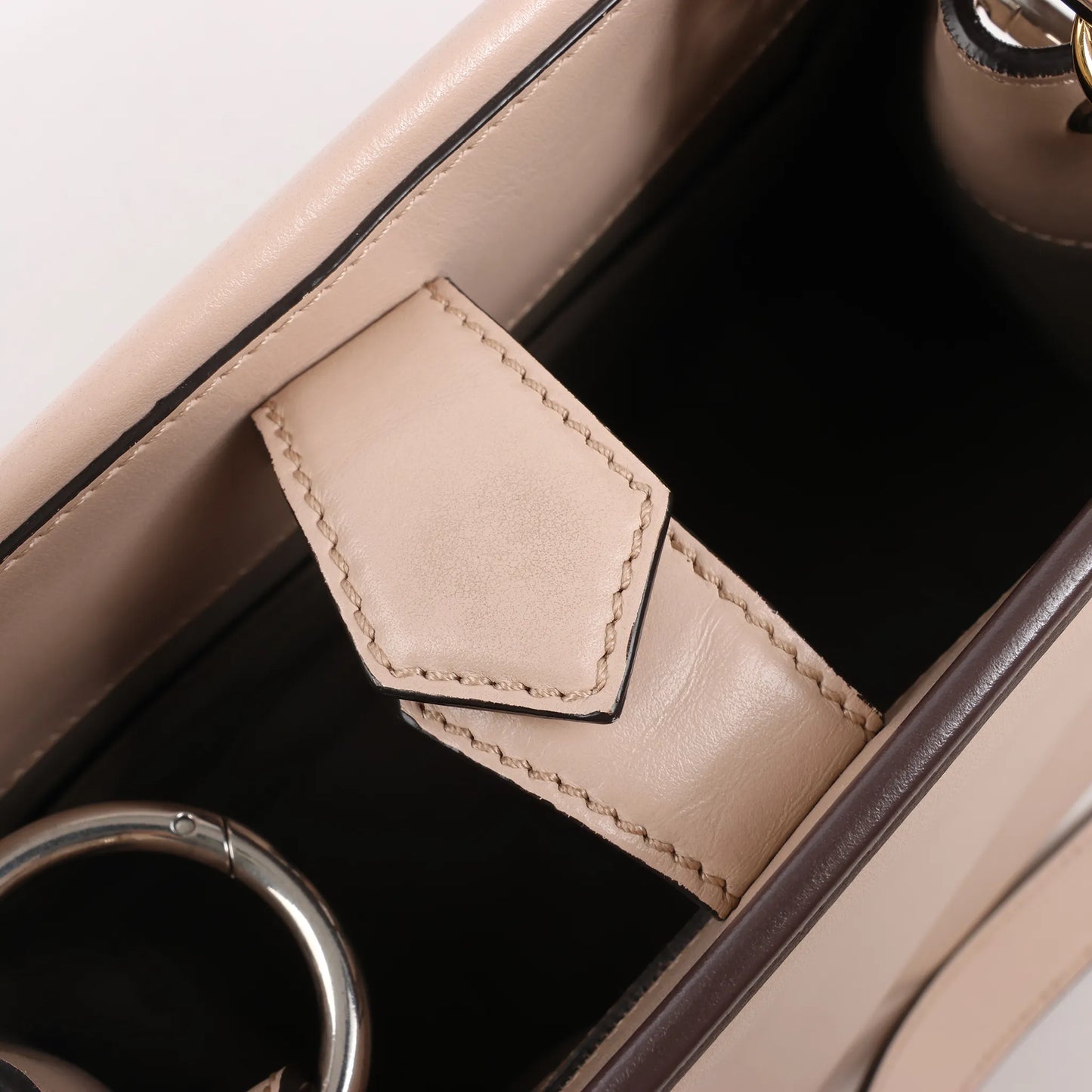 Sac à main Fendi Runaway en cuir beige poudré 8BH344