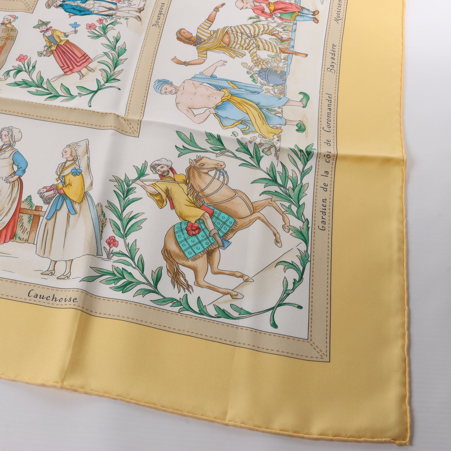 Hermès Carré 90 „COSTUMES CIVILS ACTUELS“ Schal aus 100 % Seide in Beige