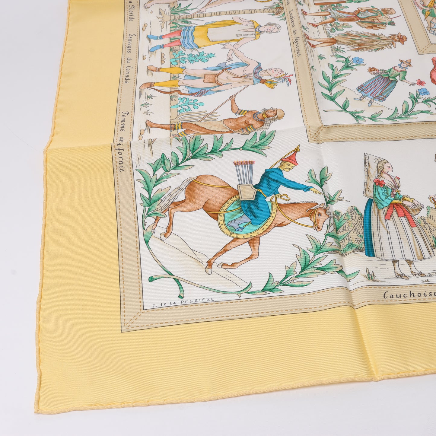 Hermès Carré 90 „COSTUMES CIVILS ACTUELS“ Schal aus 100 % Seide in Beige