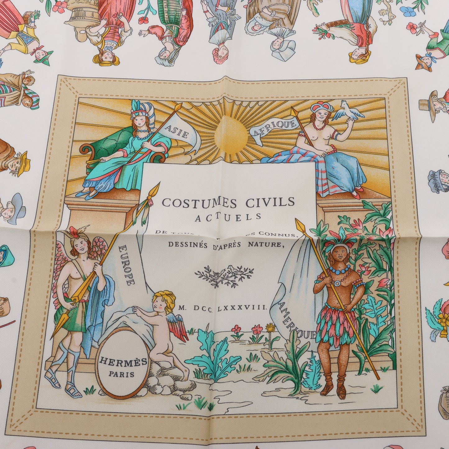 Hermès Carré 90 „COSTUMES CIVILS ACTUELS“ Schal aus 100 % Seide in Beige
