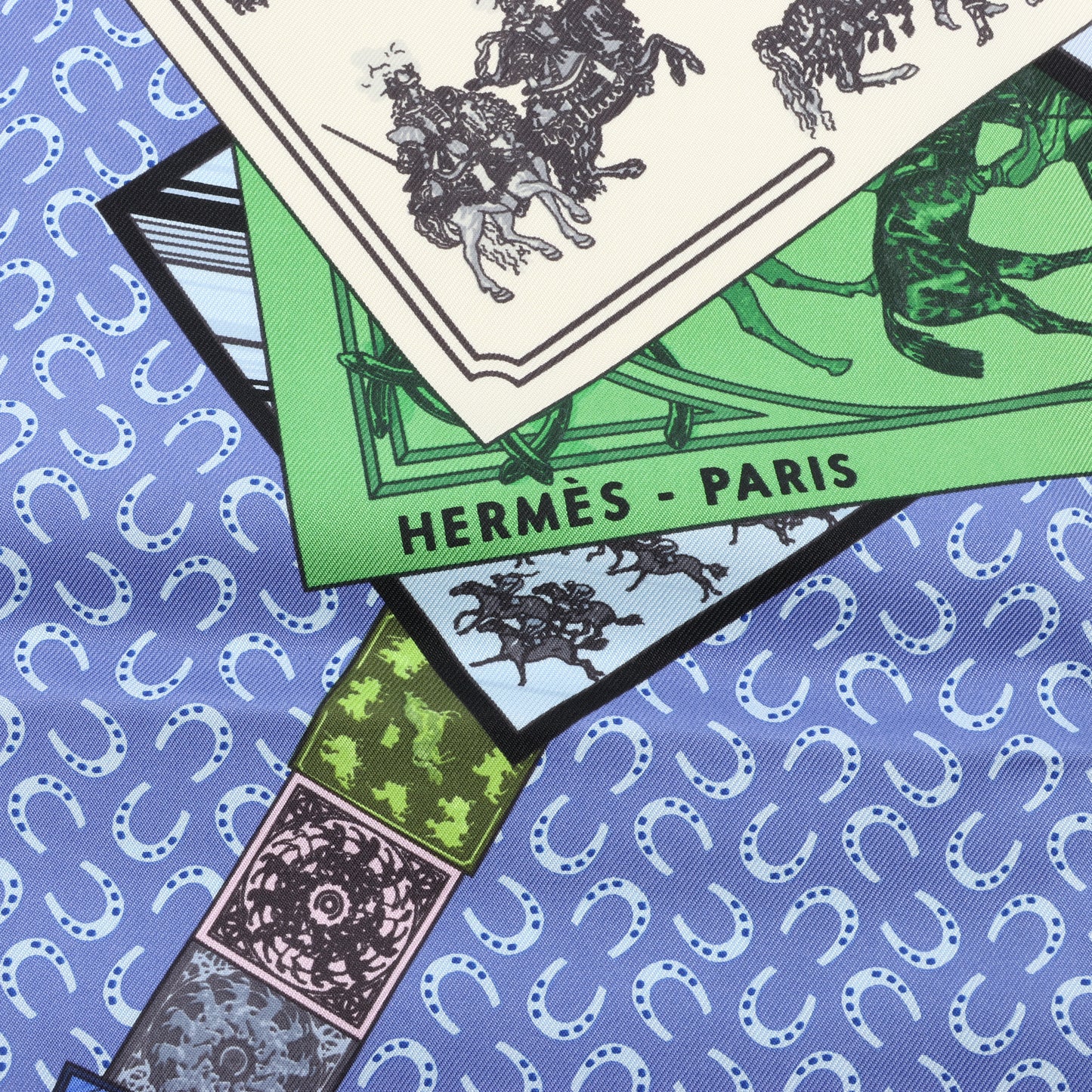 Hermès Carré 90 Foulard 100% Soie "À Cheval Sur Mon Carré" en Bleu
