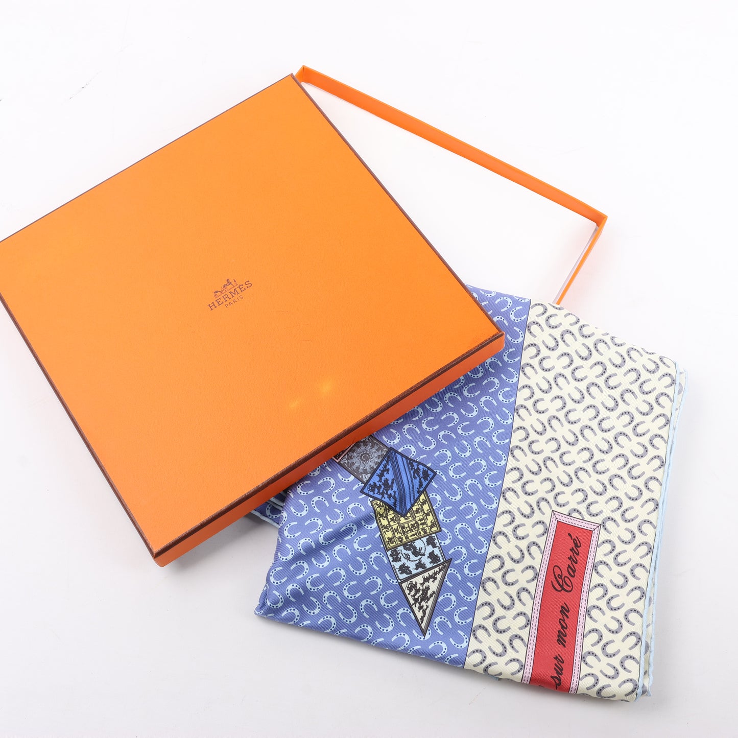 Hermès Carré 90 Foulard 100% Soie "À Cheval Sur Mon Carré" en Bleu