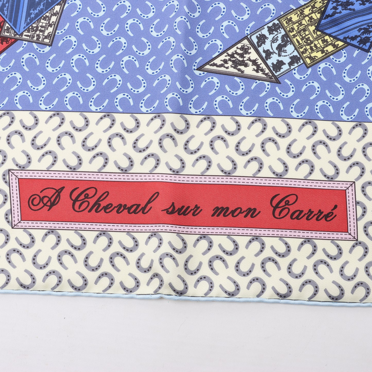 Hermès Carré 90 Foulard 100% Soie "À Cheval Sur Mon Carré" en Bleu