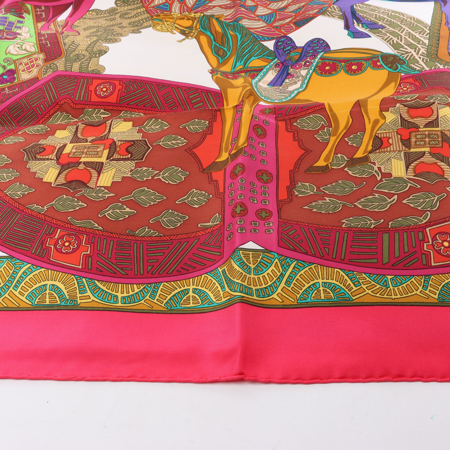 Hermès Carré 90 "ART des STEPPES" Foulard 100% Soie en Rose