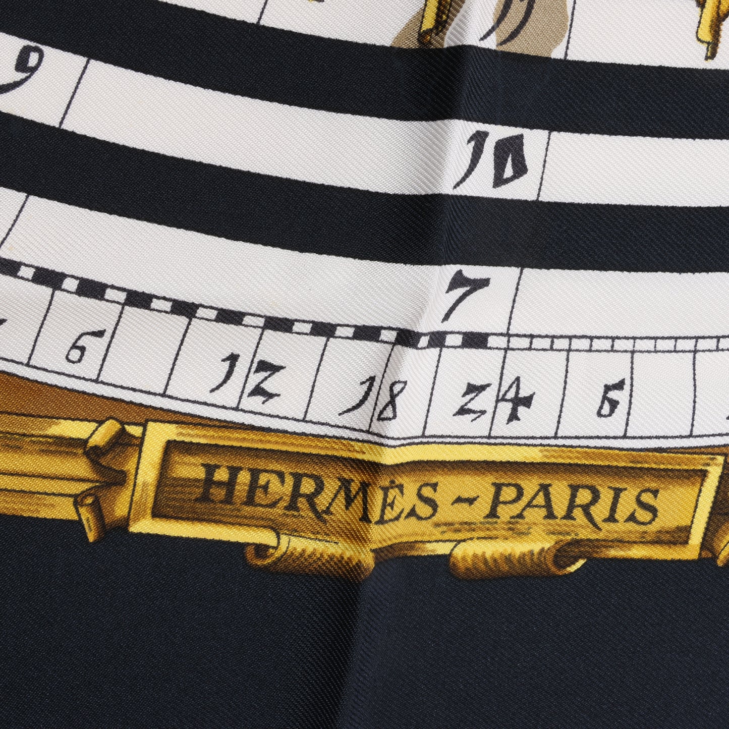 Carré Hermès Carré 90 « DIES ET HORE » 100 % soie noir