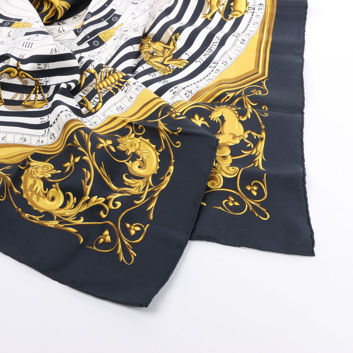Carré Hermès Carré 90 « DIES ET HORE » 100 % soie noir