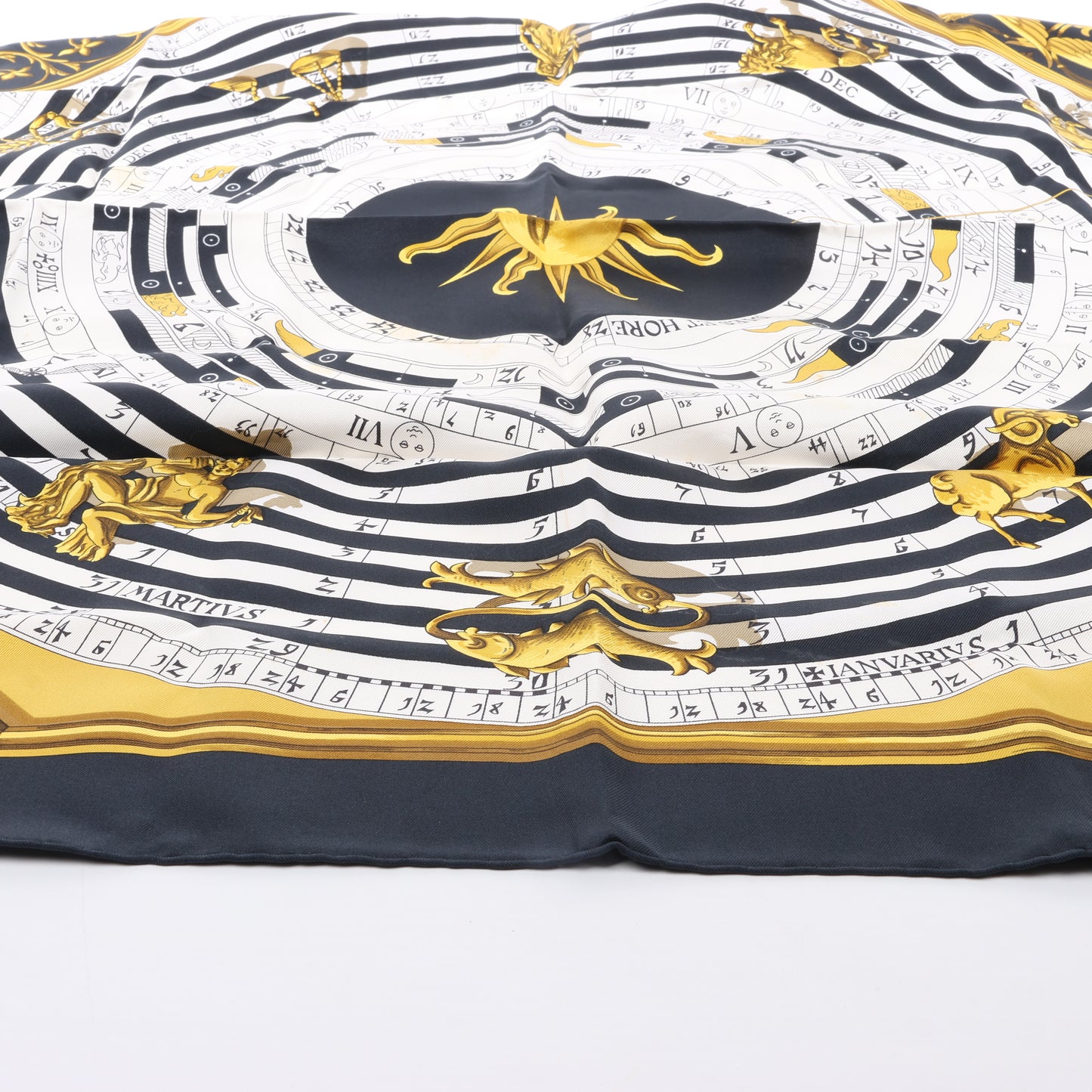 Carré Hermès Carré 90 « DIES ET HORE » 100 % soie noir