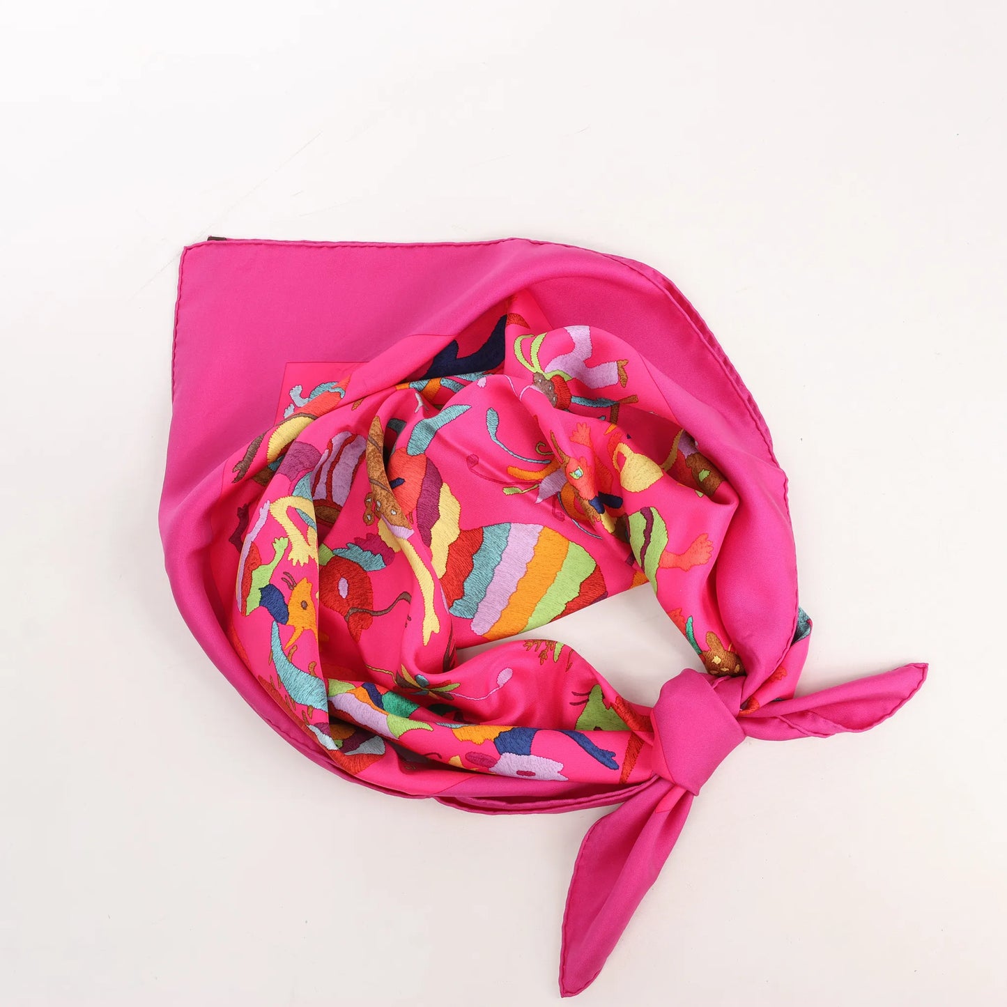 Hermès Carré 90 "Din tini ya Zue An" Silk handkerchief in Pink