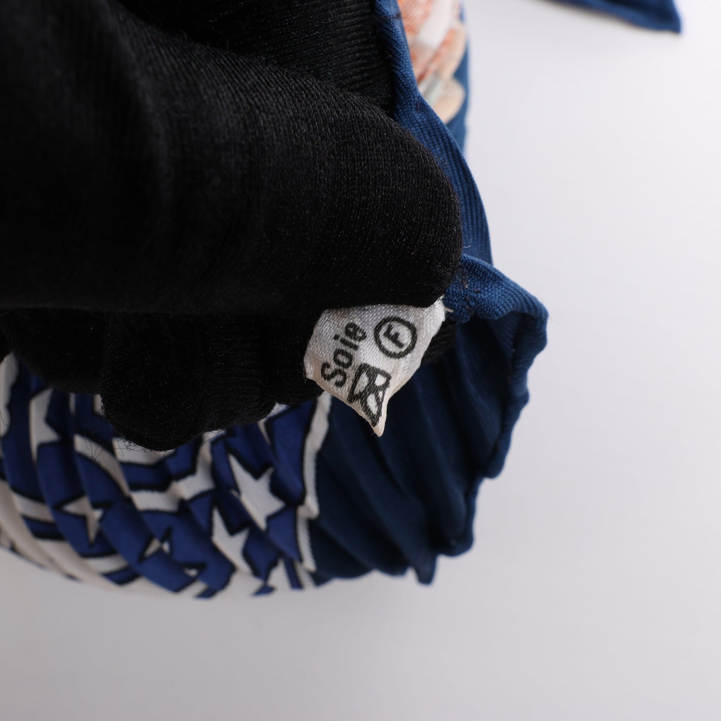 Hermès Carré 90 "EARLY AMERICA" 100% Silk Scarf in Navy