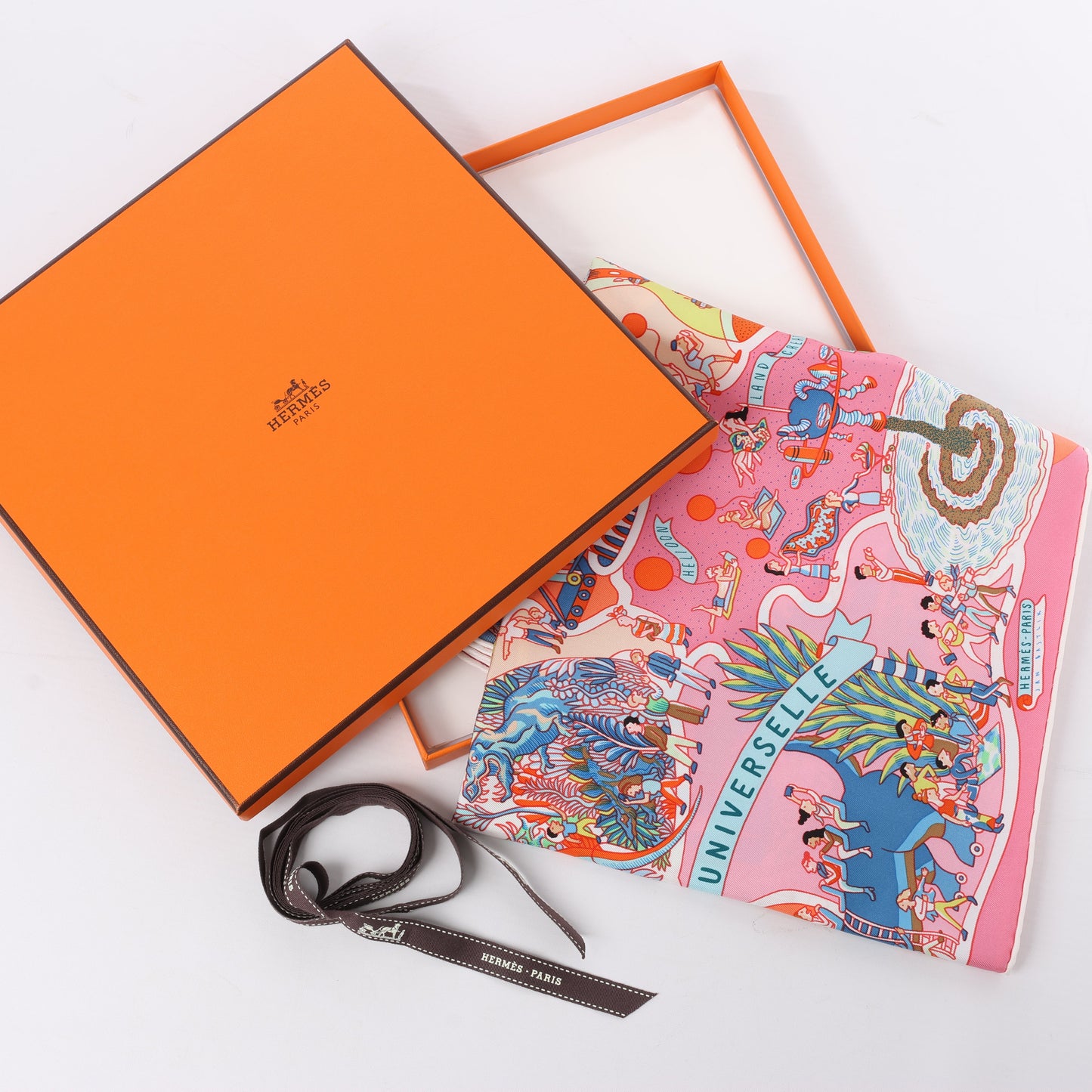 Hermès Carré 90 "Exposition Universelle" Foulard 100% Soie en Rose