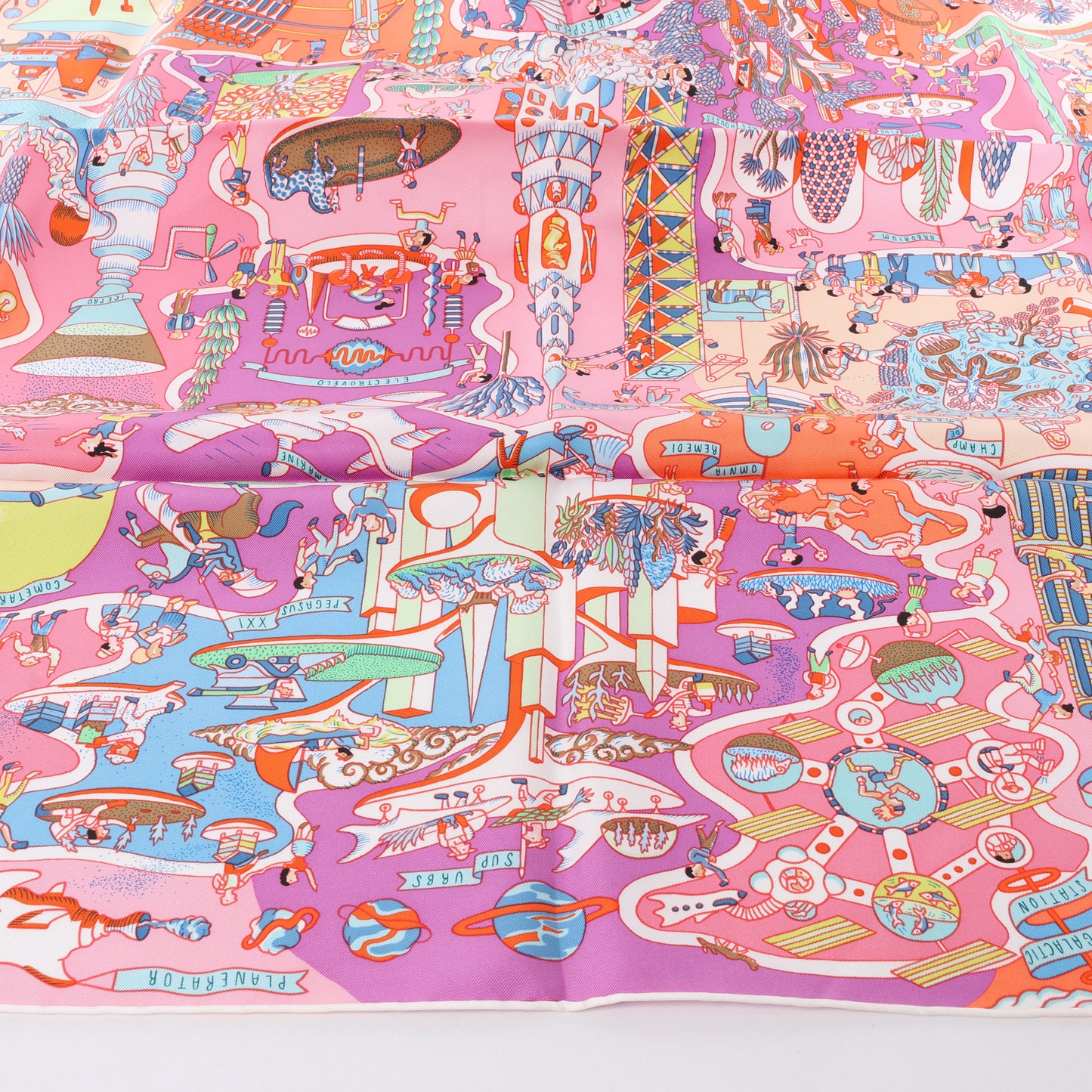 Hermès Carré 90 "Exposition Universelle" Foulard 100% Soie en Rose
