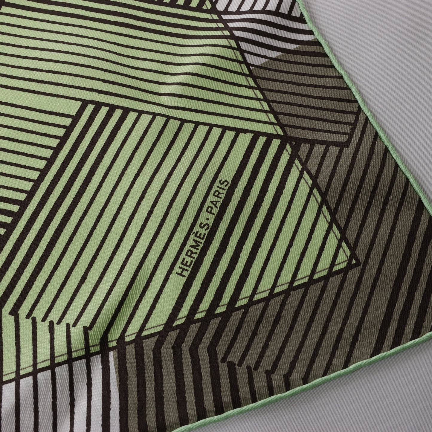 Hermès Carré 90 "JEU DES OMNIBUS ET DAMES BLANCHES" 100% Silk Scarf in Green