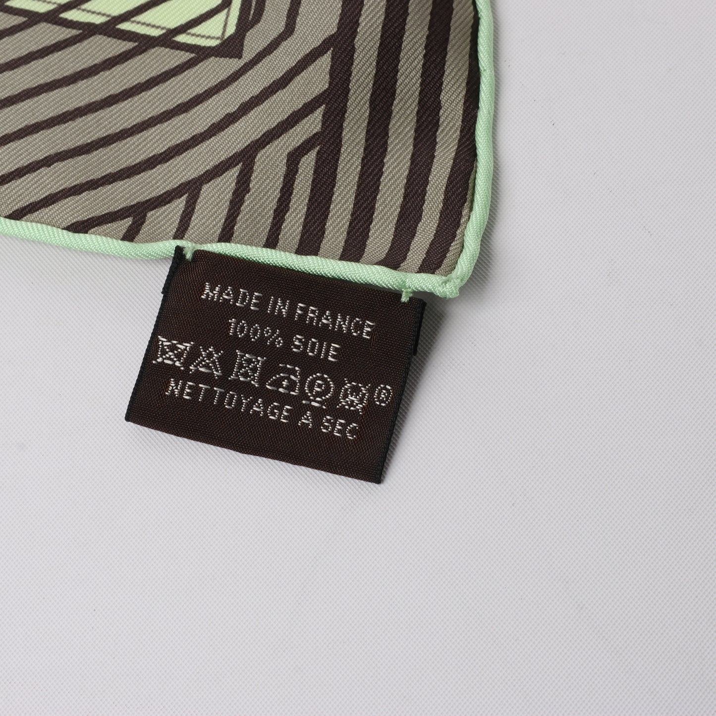 Hermès Carré 90 "JEU DES OMNIBUS ET DAMES BLANCHES" 100% Silk Scarf in Green