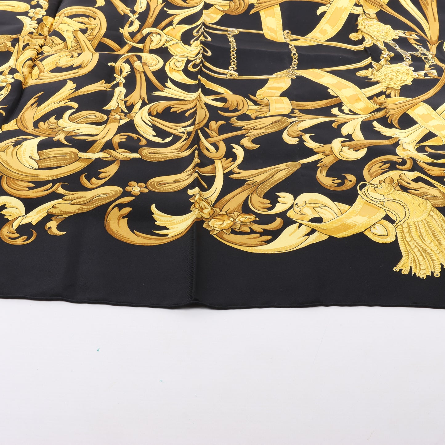 Hermès Carré 90 "LE MORS A LA CONETABLE" 100% Silk Scarf in Black