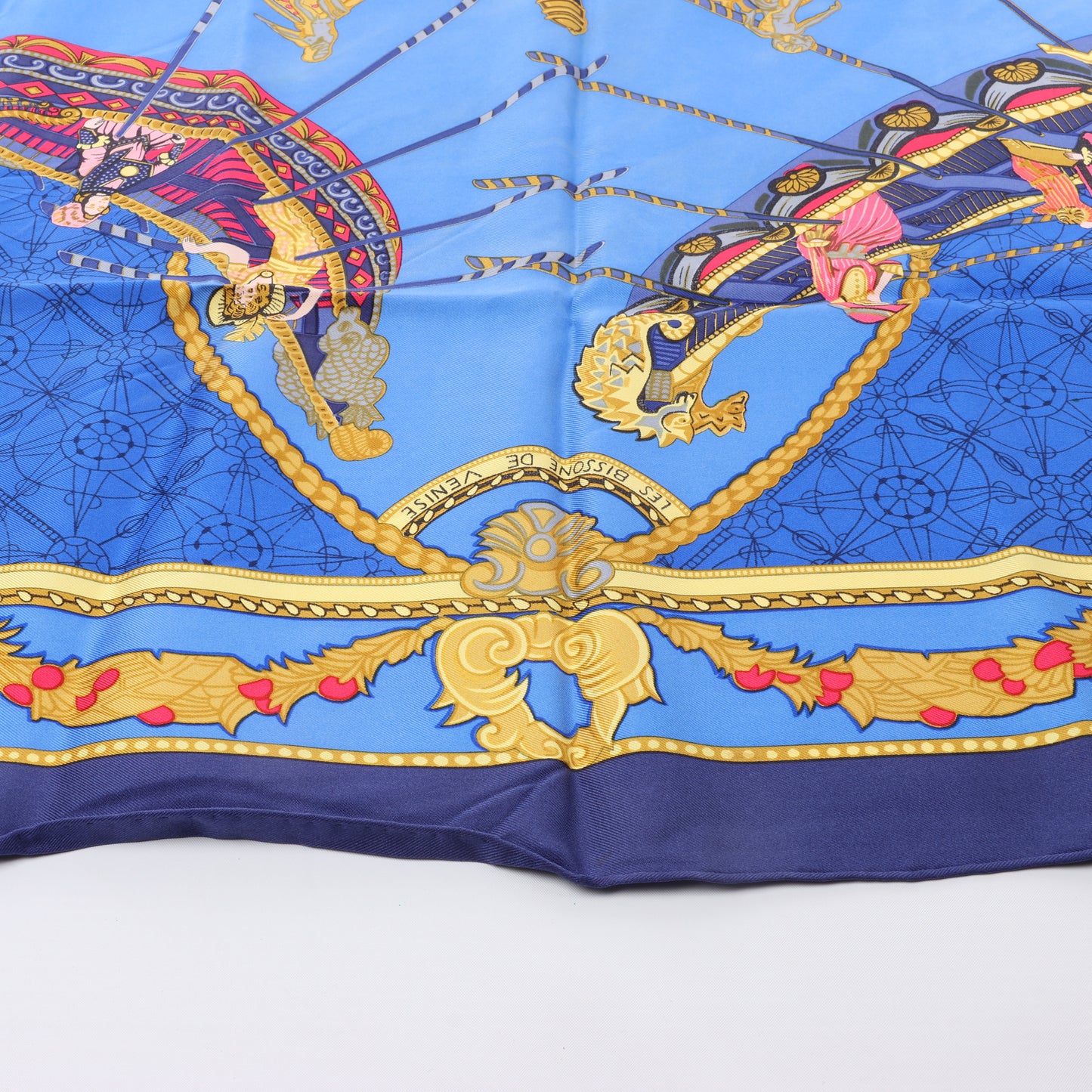 Hermès Carré 90 "LES BISSONE DE VENISE" Foulard 100% Soie en Bleu