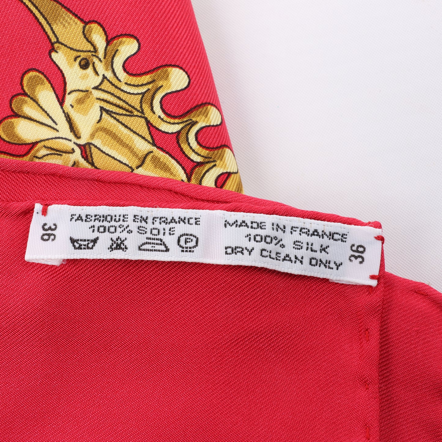 Hermès Carré 90 "LES CAVALIERS D'OR" Foulard 100% Soie en Rouge