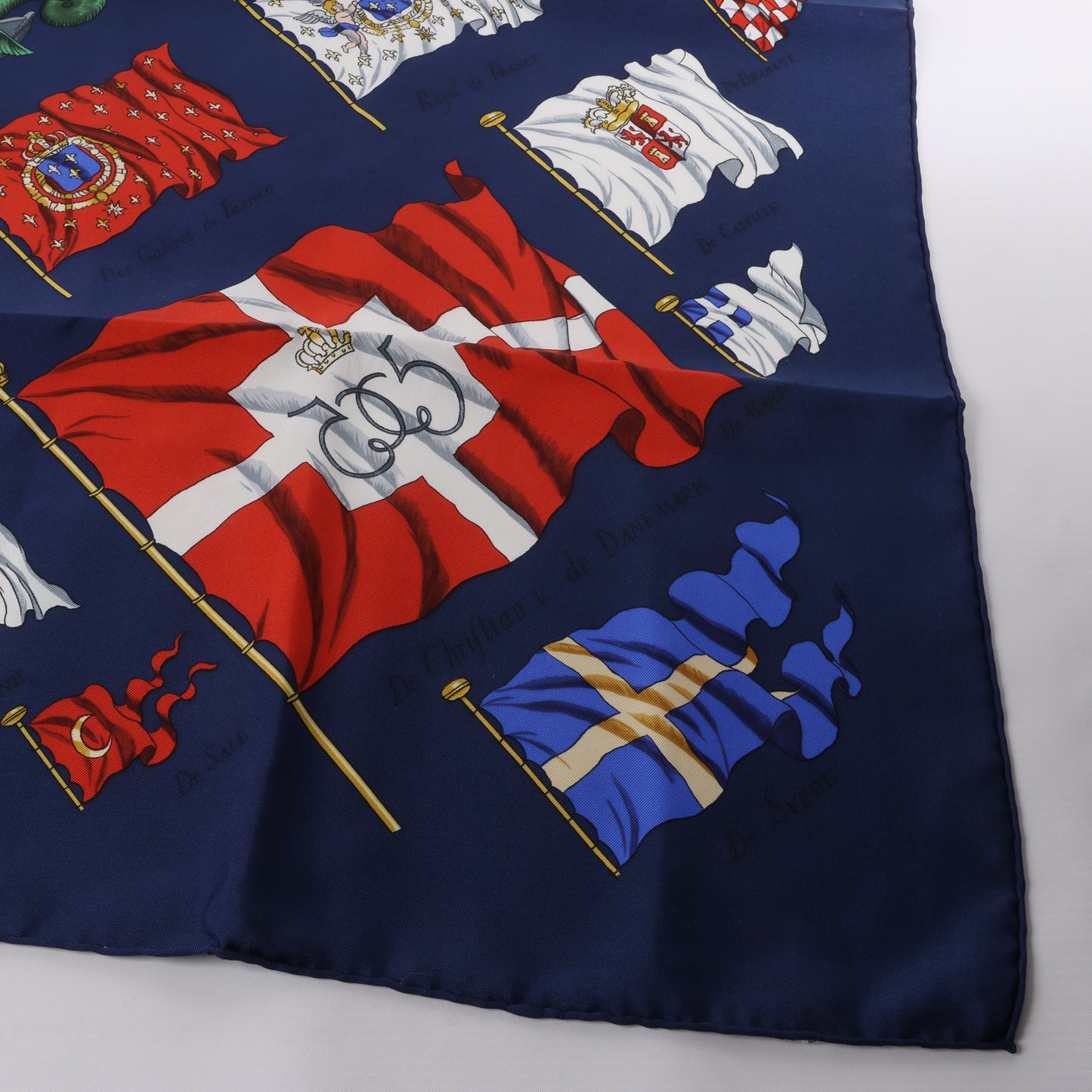 Hermès Carré 90 „PAVOIS“ Schal aus 100 % Seide in Marineblau