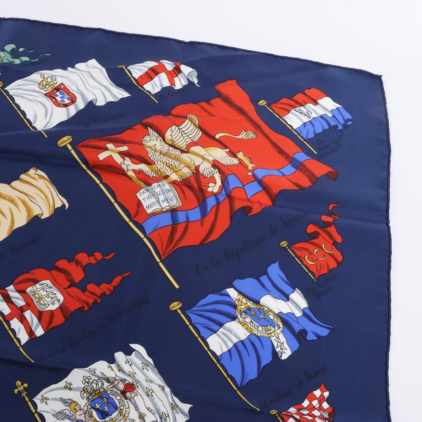 Hermès Carré 90 „PAVOIS“ Schal aus 100 % Seide in Marineblau