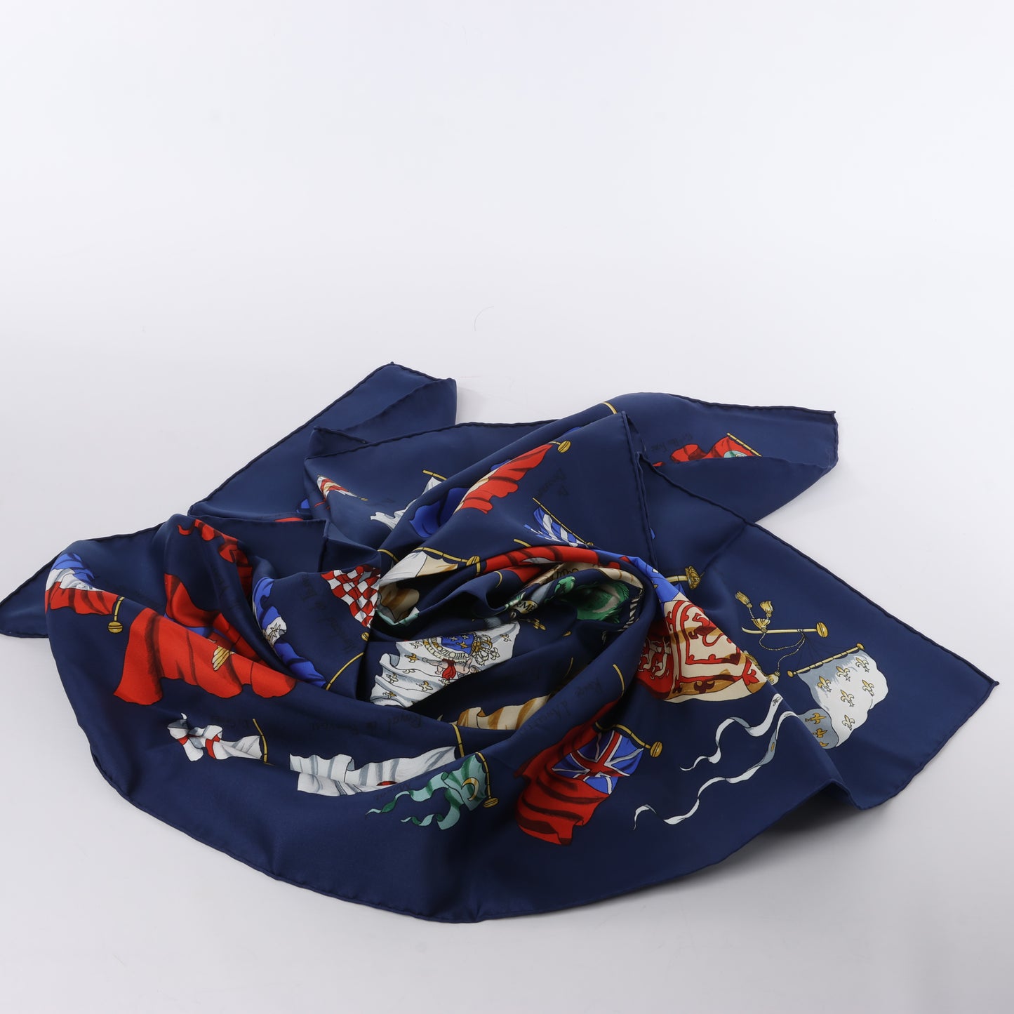 Hermès Carré 90 „PAVOIS“ Schal aus 100 % Seide in Marineblau