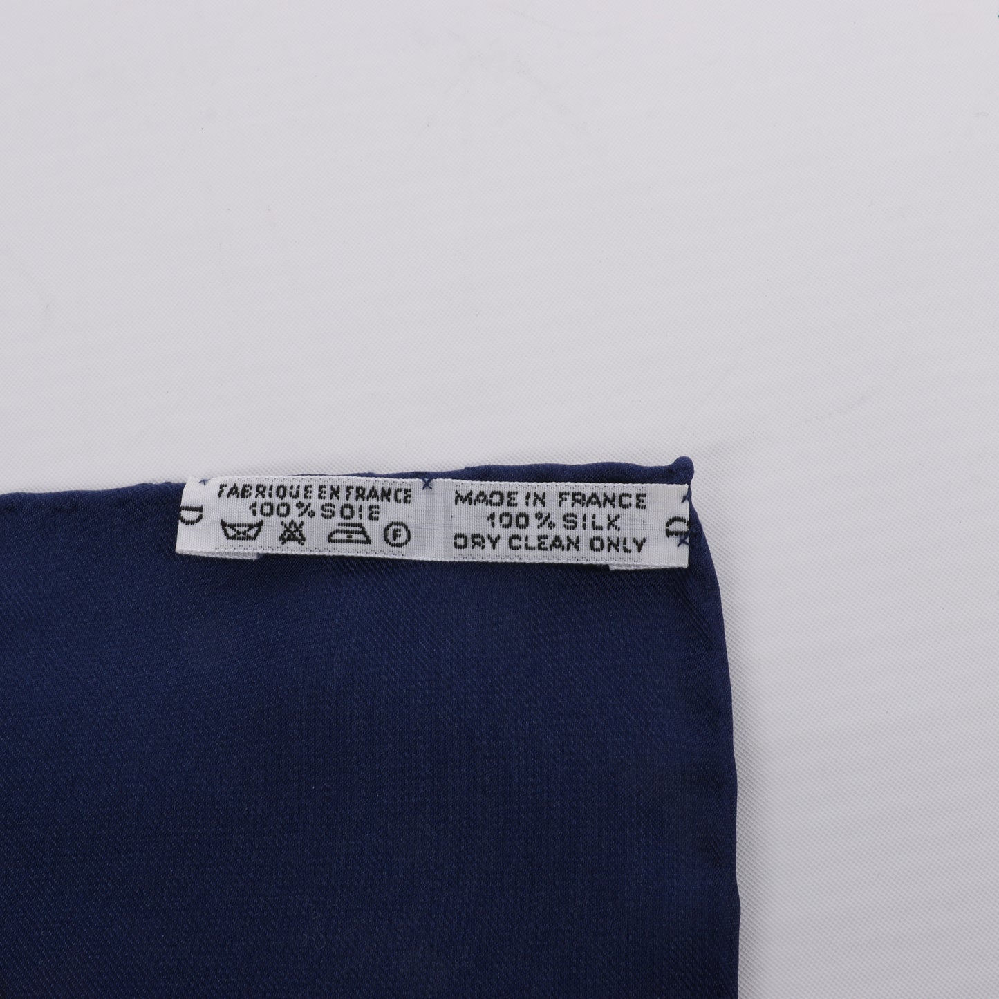 Hermès Carré 90 „PAVOIS“ Schal aus 100 % Seide in Marineblau