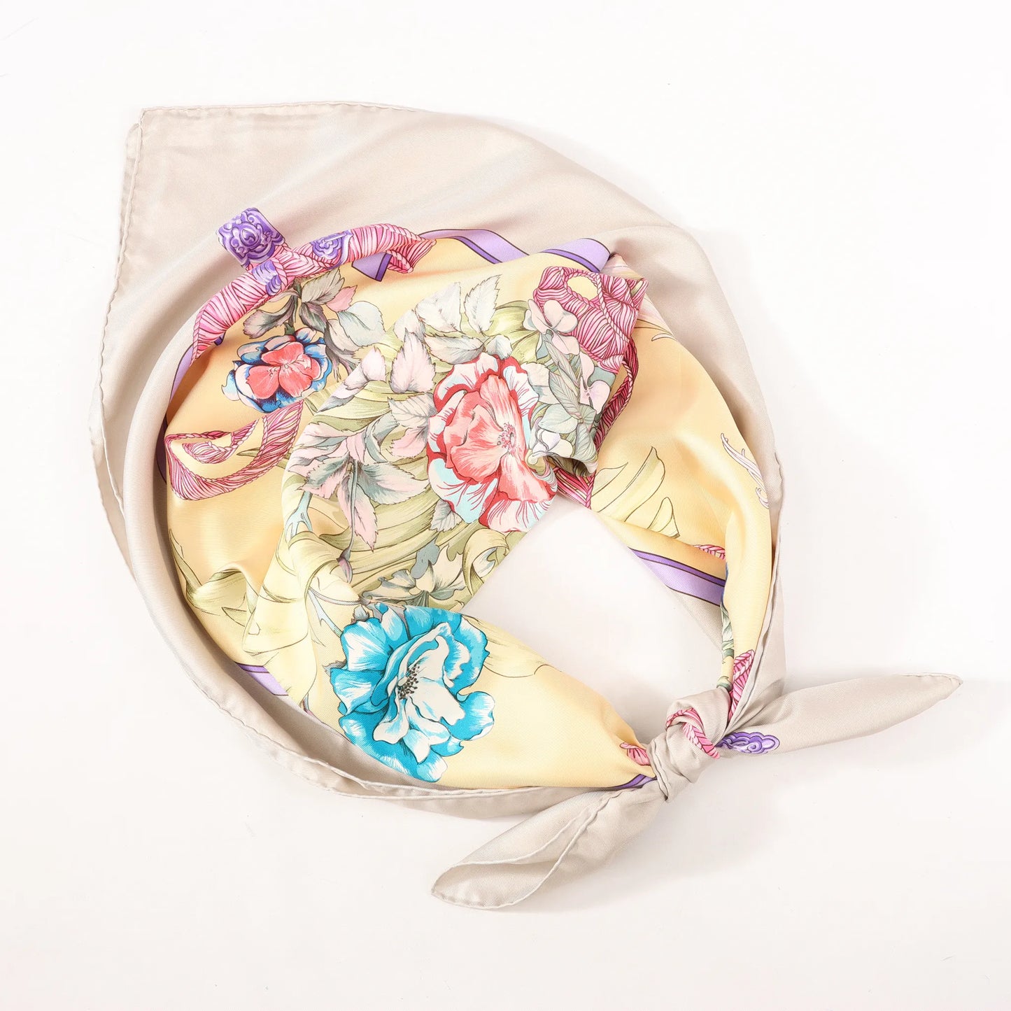 Hermès Carré 90 „REGINA“ Seidentaschentuch in Beige