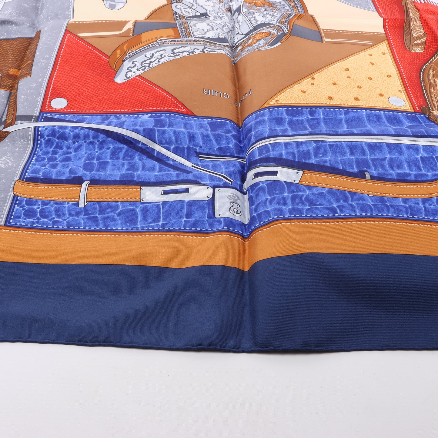 Hermès Carré 90 "TOUT CUIR" 100% Soie Foulard en Bleu Marine