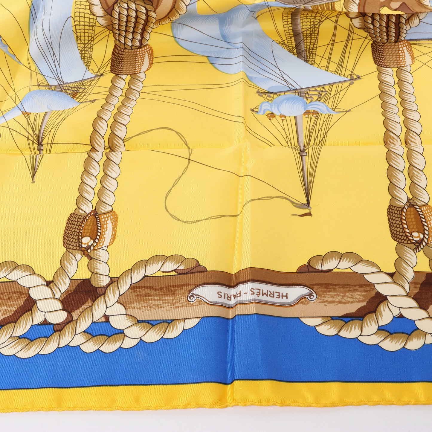 Hermès Carré 90 „Tribord“ 100 % Seidenschal in Gelb und Blau