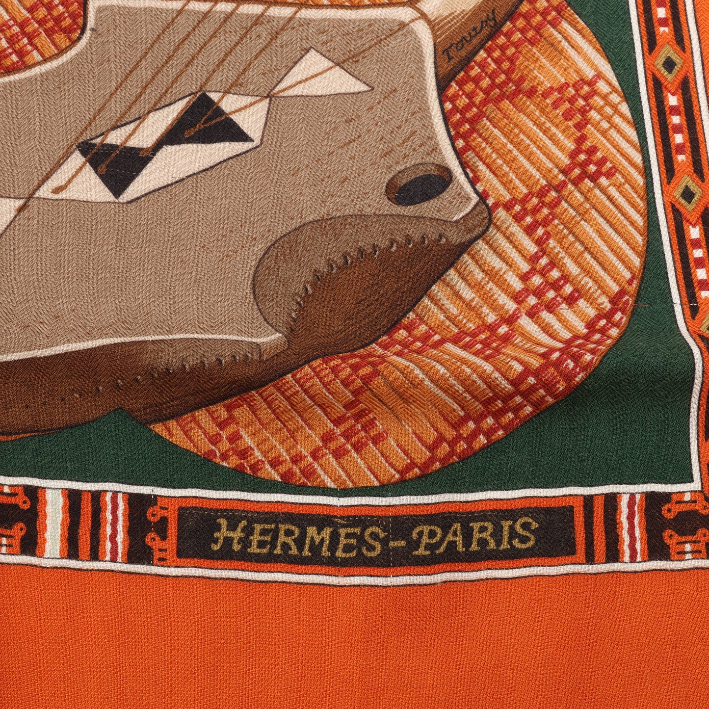 Hermès Carré Geant Schal „Au Son du Tam“ aus Kaschmir und Seide in Orange