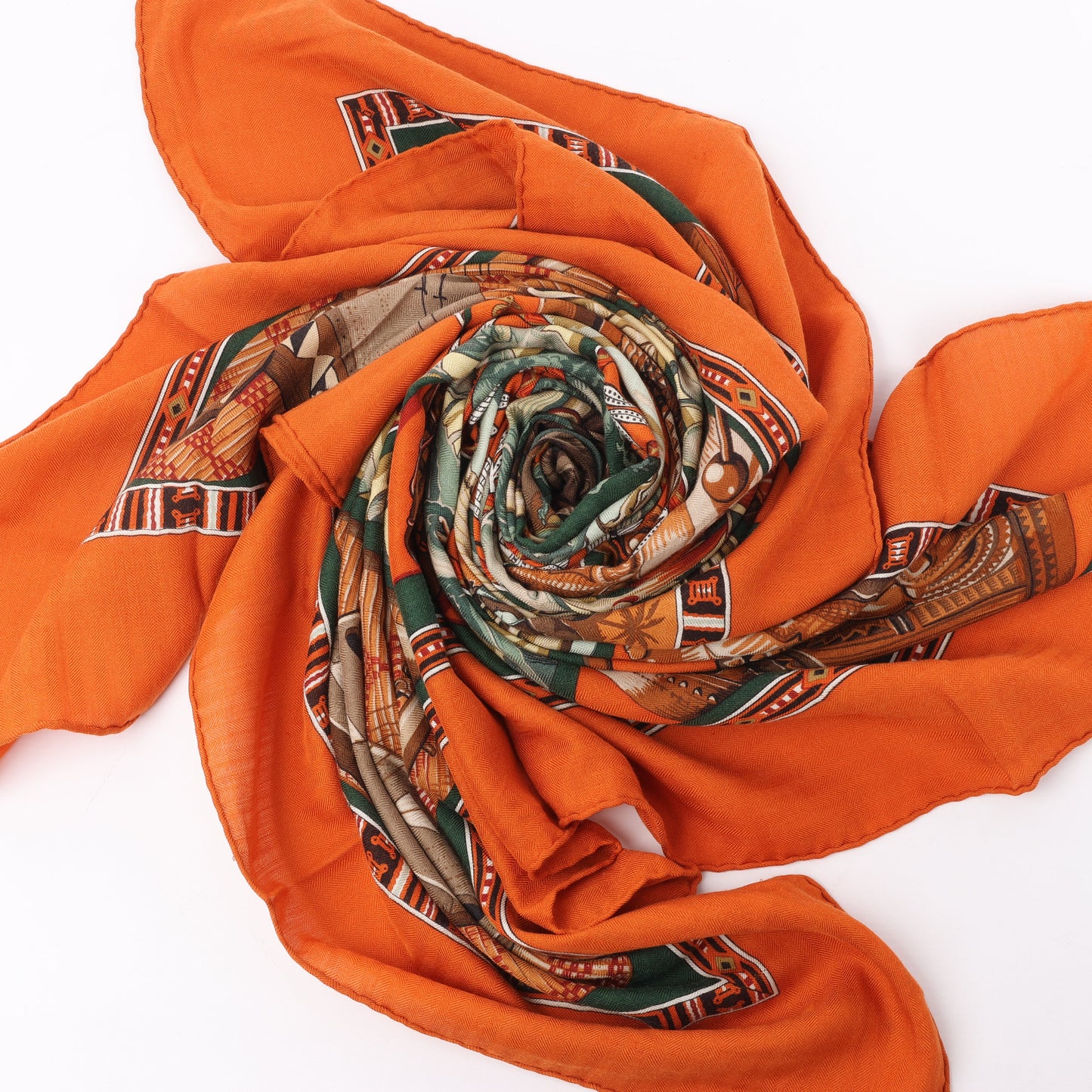 Hermès Carré Geant Schal „Au Son du Tam“ aus Kaschmir und Seide in Orange