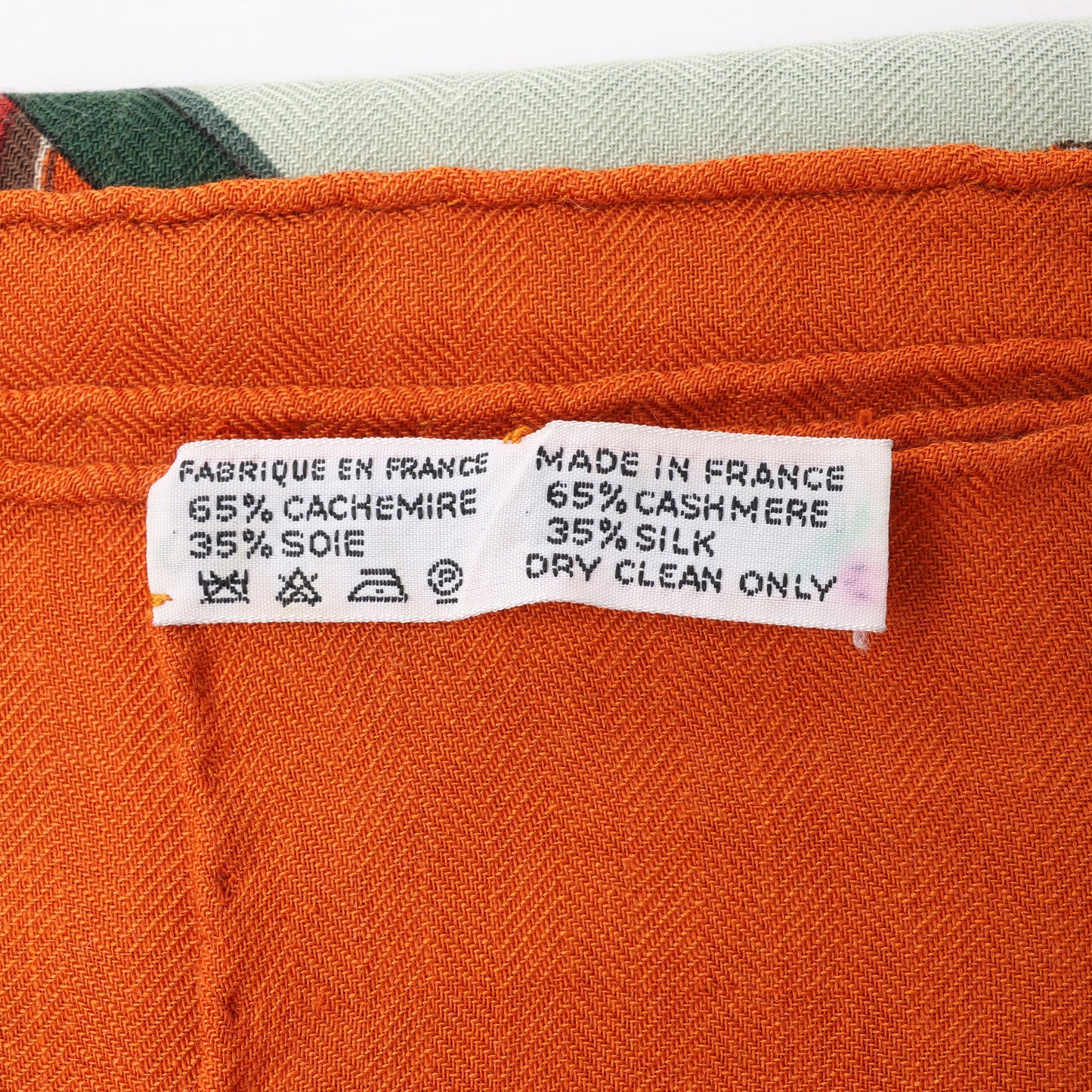 Hermès Carré Geant Schal „Au Son du Tam“ aus Kaschmir und Seide in Orange