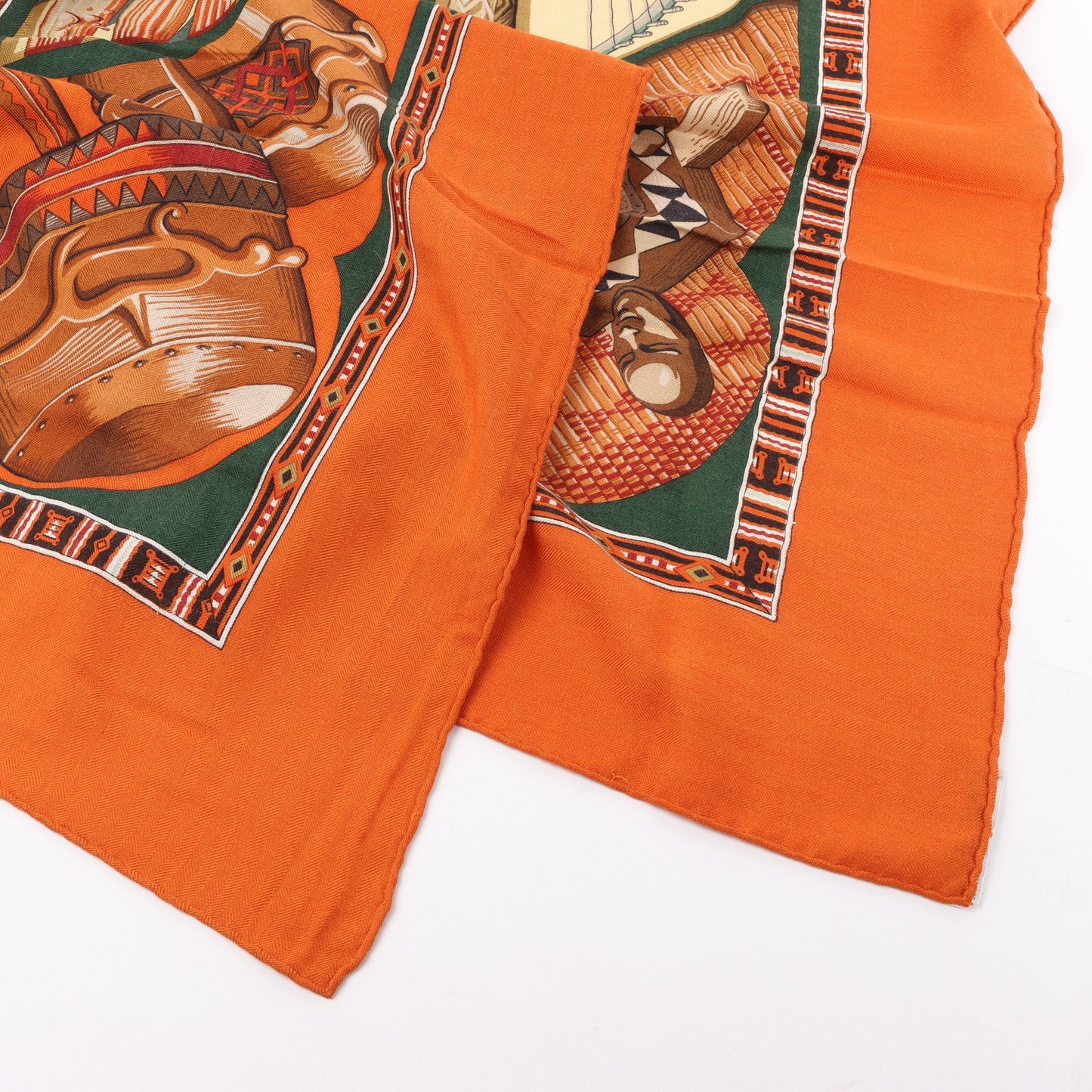 Hermès Carré Geant Schal „Au Son du Tam“ aus Kaschmir und Seide in Orange