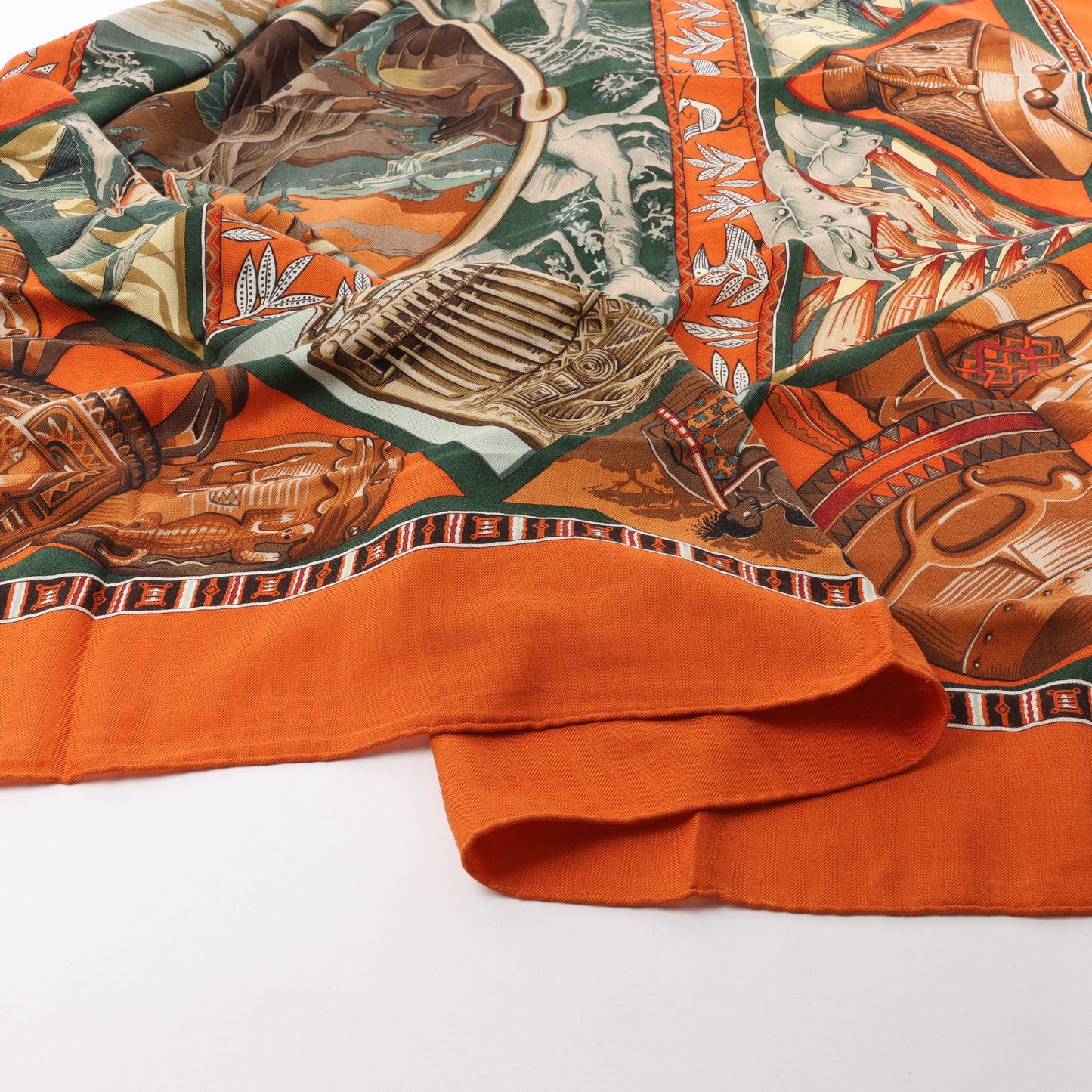 Hermès Carré Geant Schal „Au Son du Tam“ aus Kaschmir und Seide in Orange