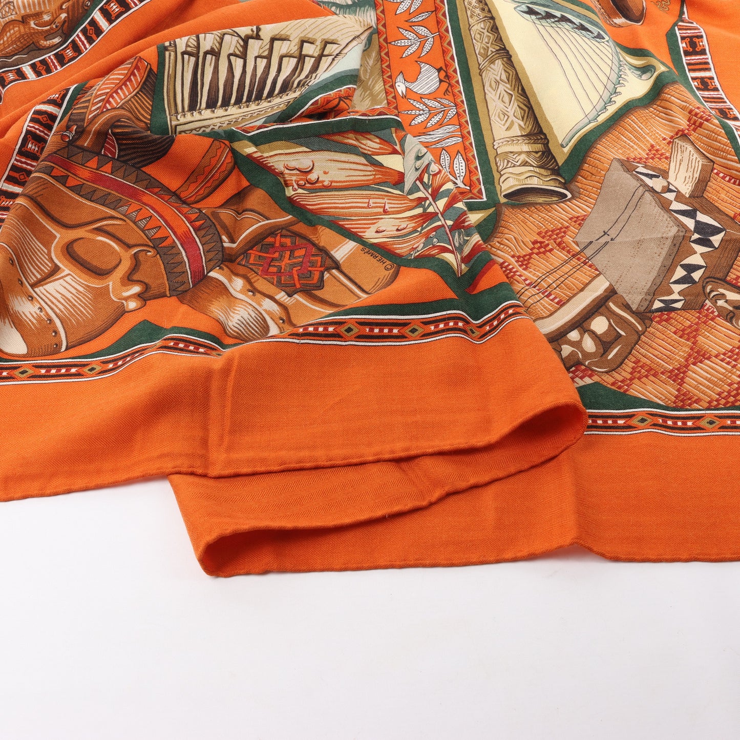 Hermès Carré Geant Schal „Au Son du Tam“ aus Kaschmir und Seide in Orange