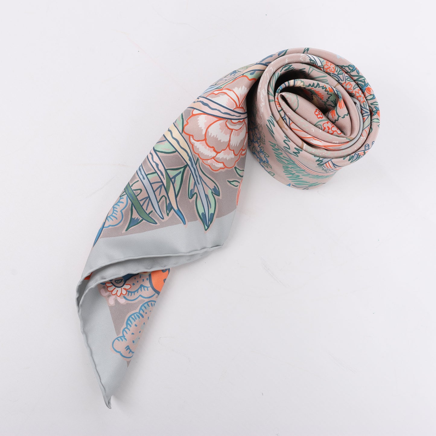 Hermès Carré 90 "Mille Feuilles de Soie" Foulard 100% Soie en Gris