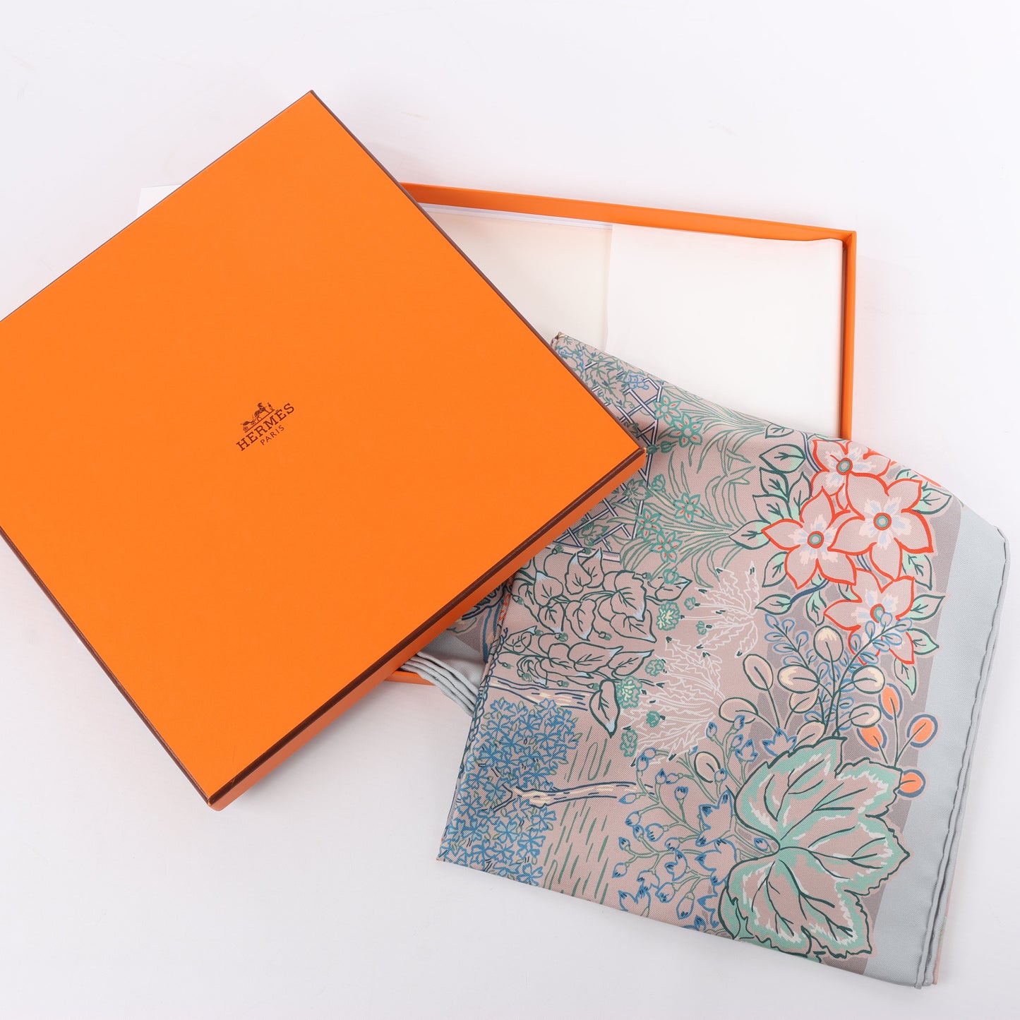 Hermès Carré 90 "Mille Feuilles de Soie" Foulard 100% Soie en Gris