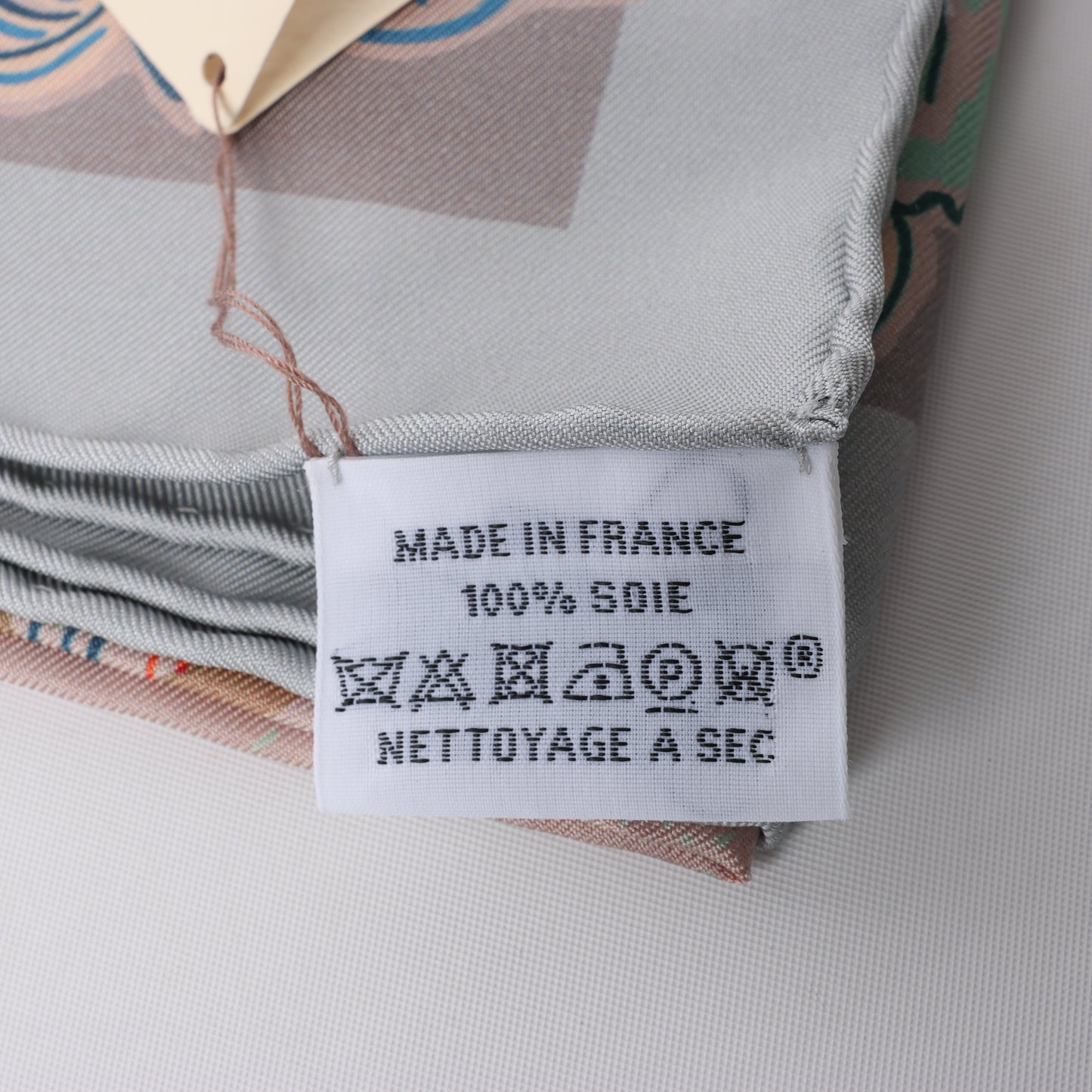 Hermès Carré 90 "Mille Feuilles de Soie" Foulard 100% Soie en Gris