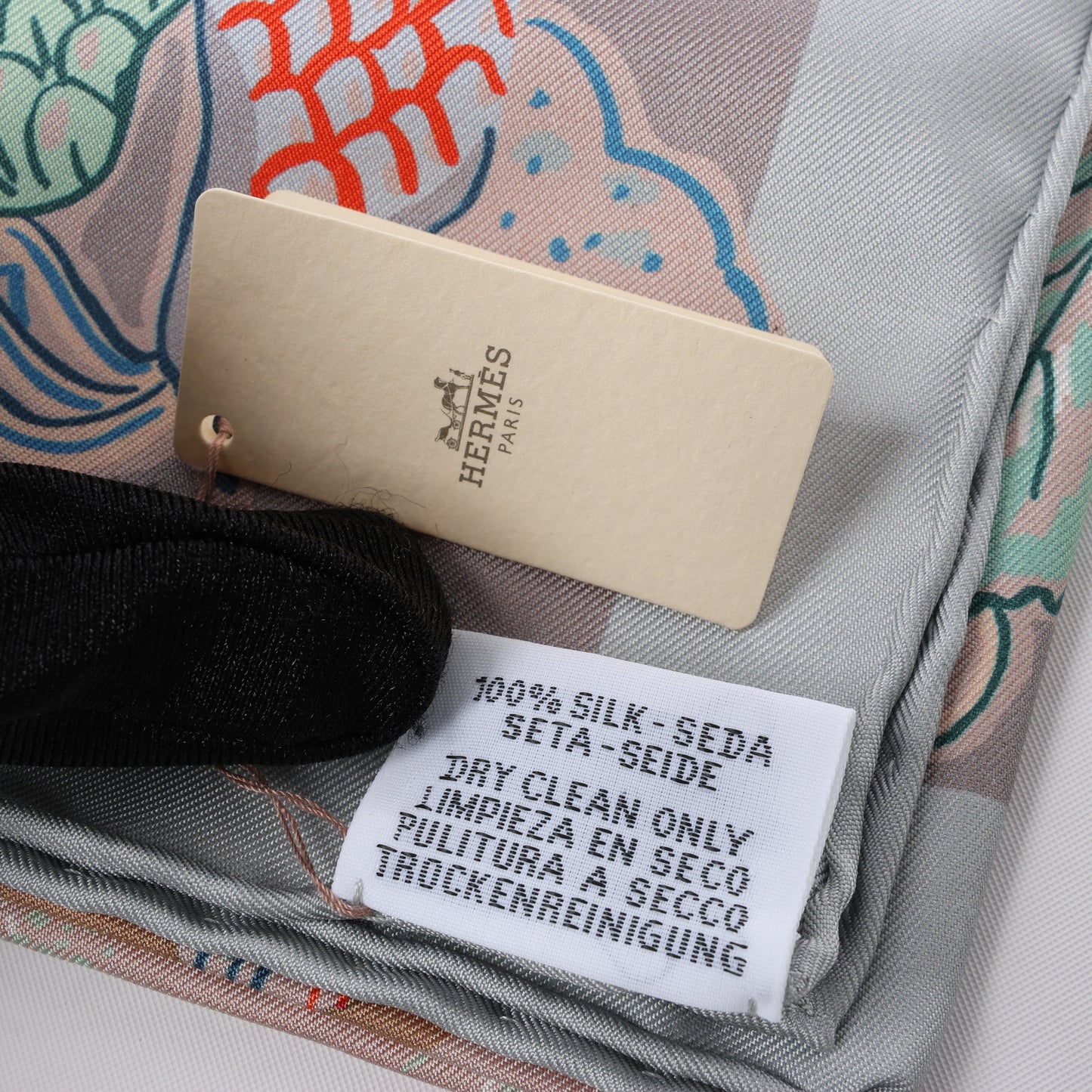 Hermès Carré 90 "Mille Feuilles de Soie" Foulard 100% Soie en Gris