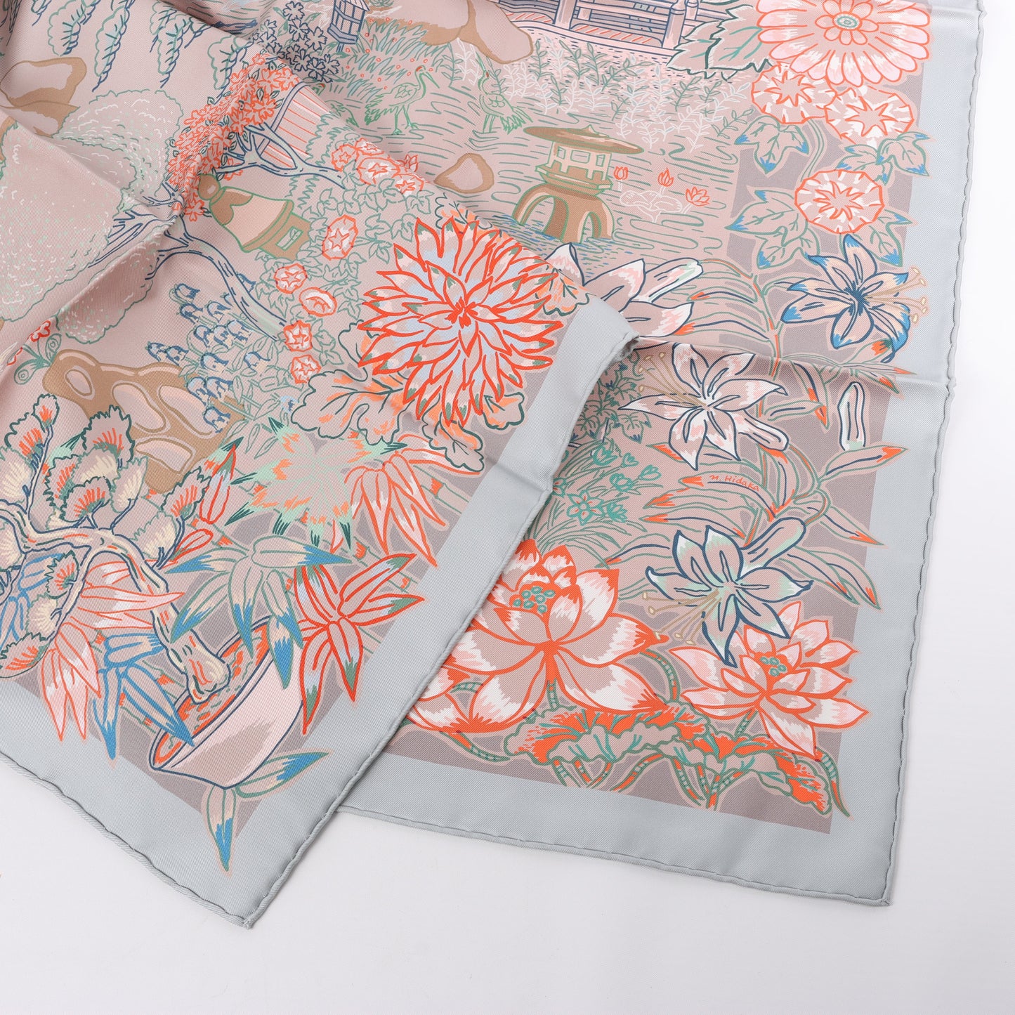 Hermès Carré 90 "Mille Feuilles de Soie" Foulard 100% Soie en Gris