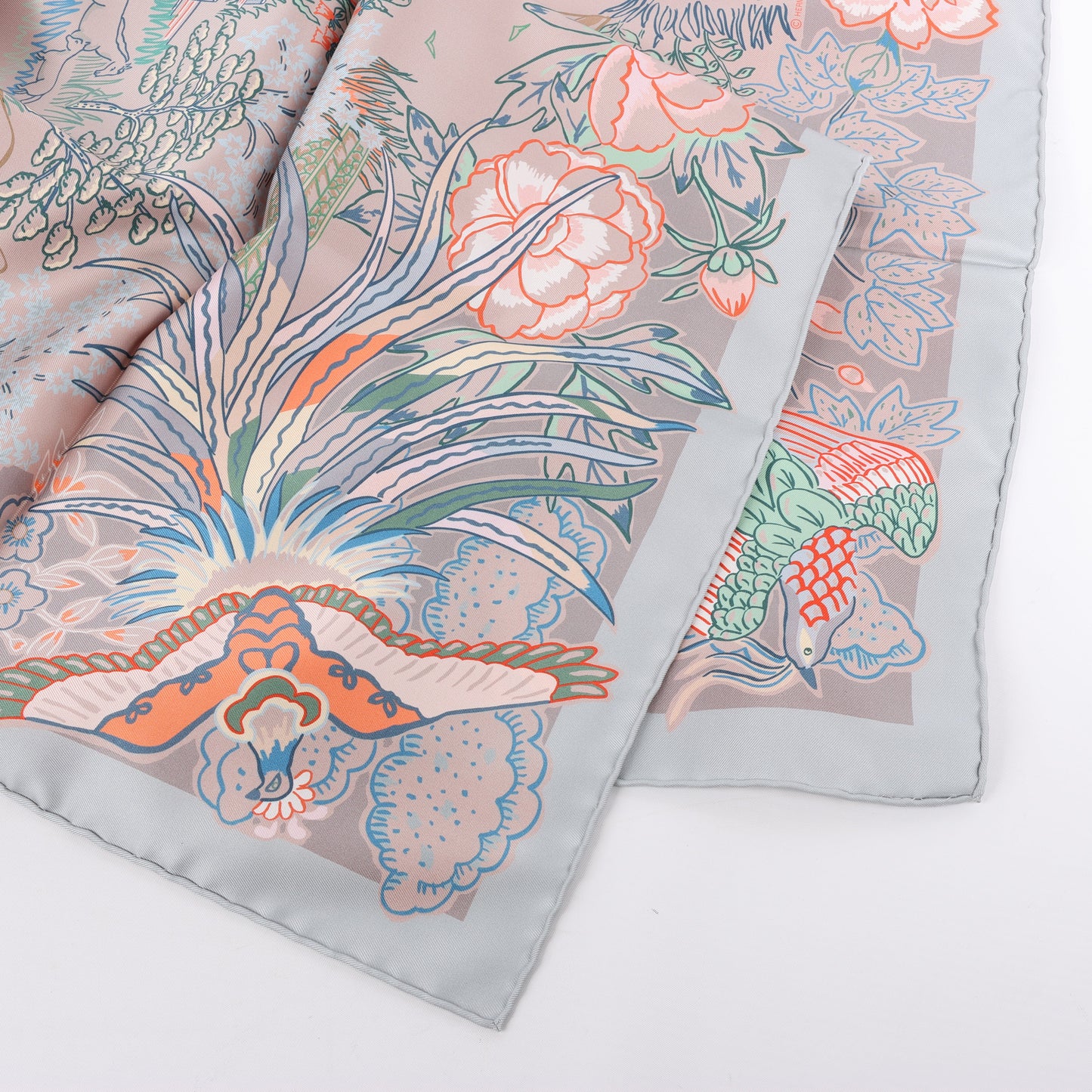 Hermès Carré 90 "Mille Feuilles de Soie" Foulard 100% Soie en Gris