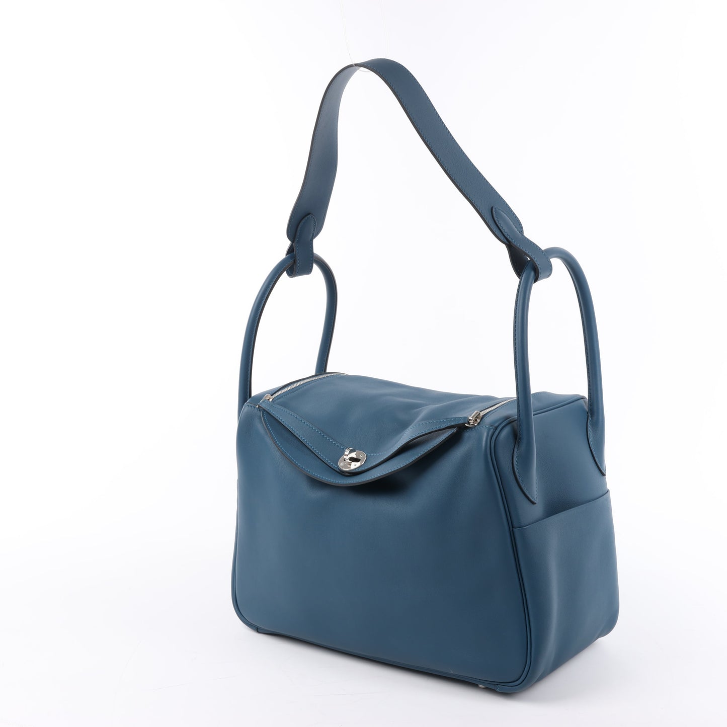 Sac à main Hermès Lindy 34 Veau Swift Bleu de Galice, garnitures en métal argenté, 2 voies □R: 2014