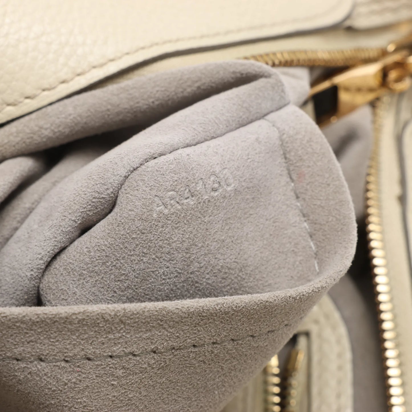 Louis Vuitton Monogram Mahina Stella PM Lederhandtasche in Beige M93067