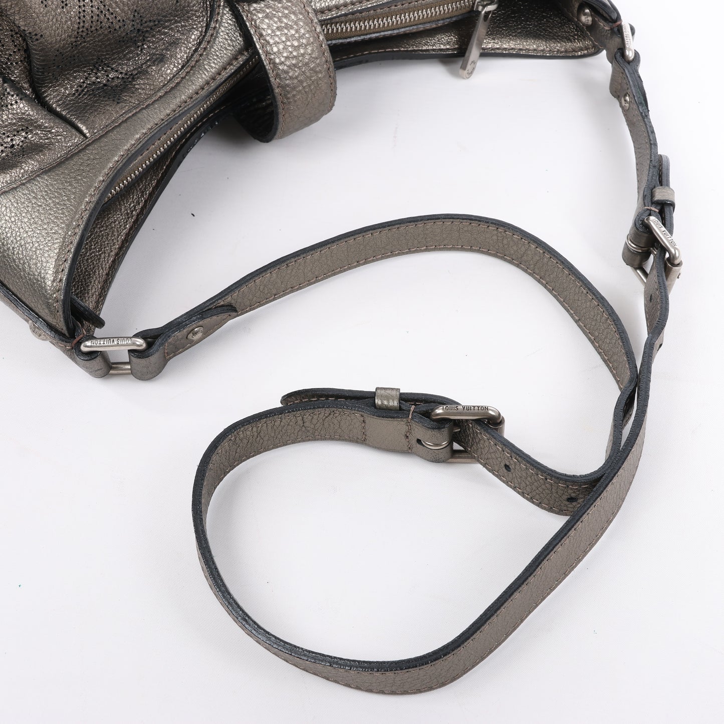Louis Vuitton Metallic Monogram Mahina Leder Solar XS Umhängetasche in Bronze M95717
