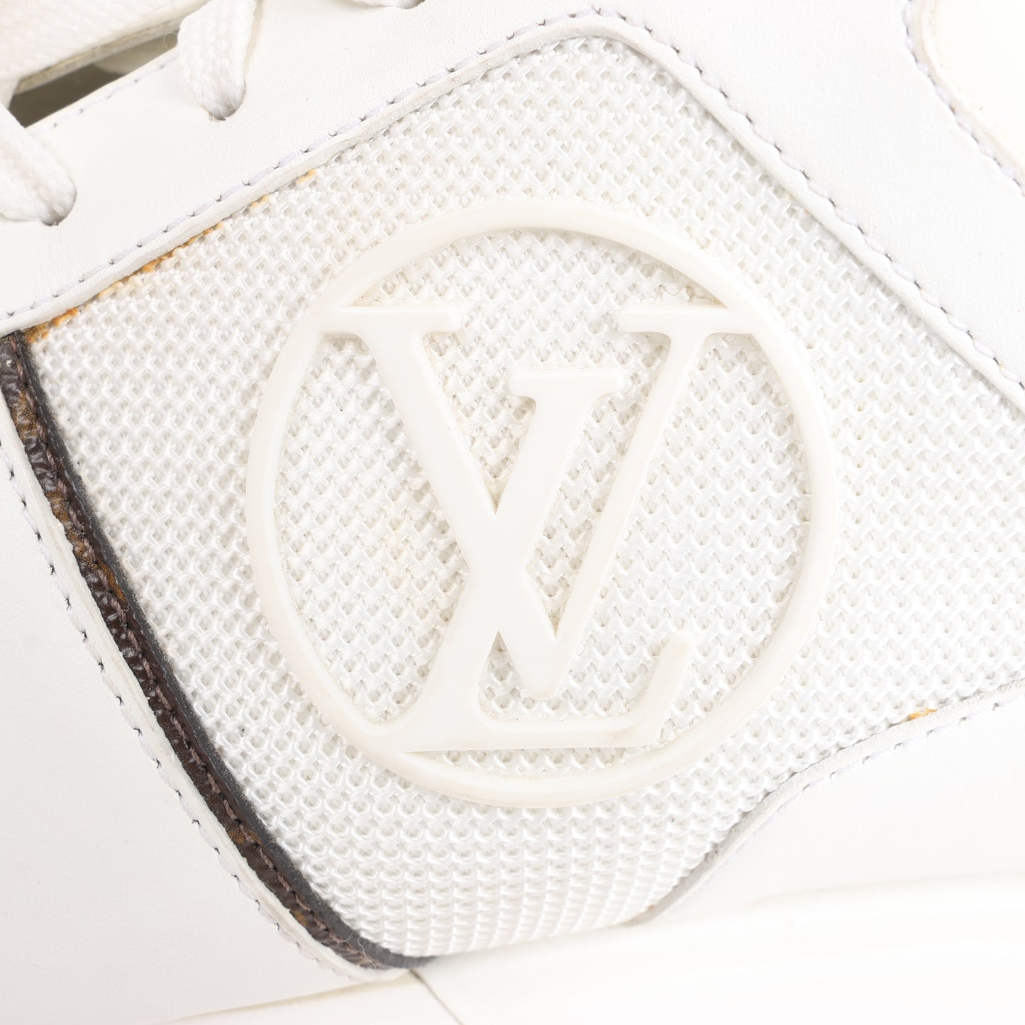 Baskets Louis Vuitton Run Away en toile monogram et mesh, blanc/marron, pointure 38,5 EU