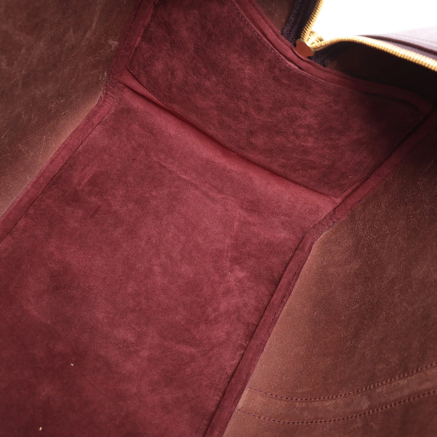 Louis Vuitton Taiga GM Kendall Travel bag in Burgundy