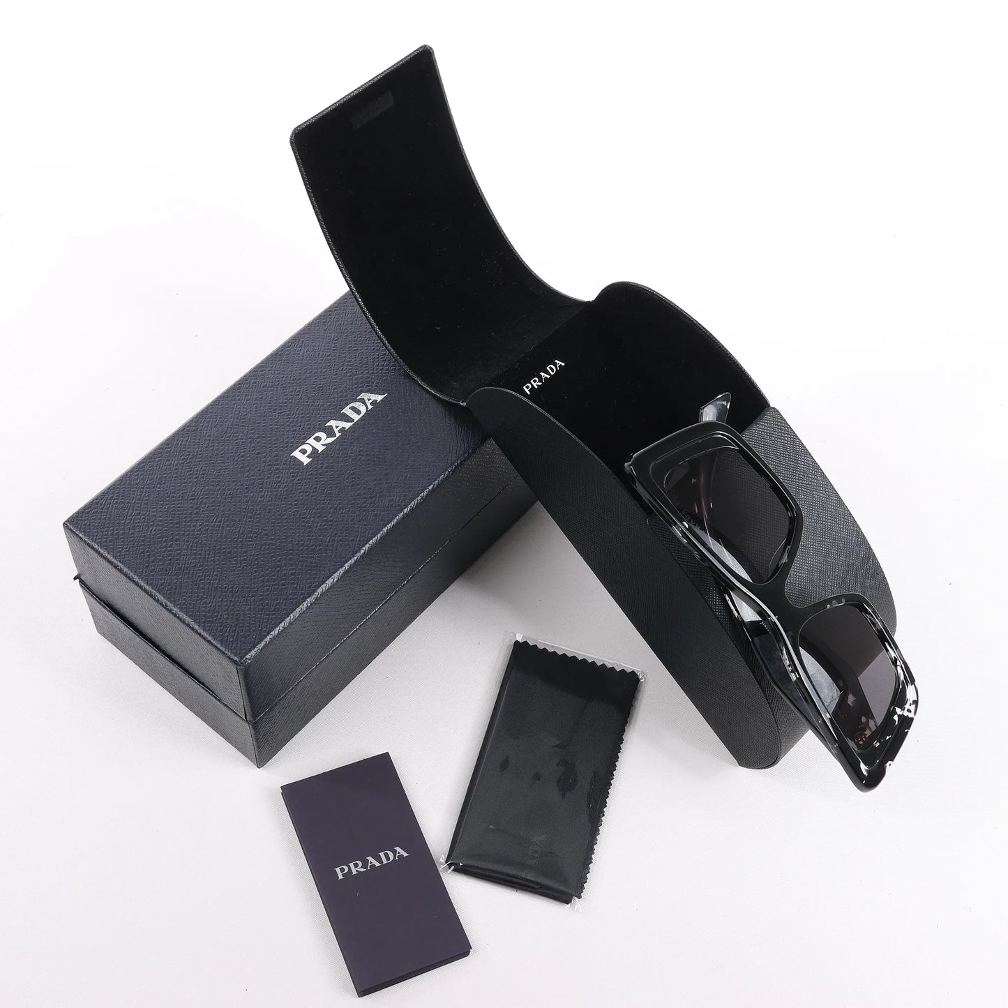 Lunettes de soleil Prada œil de chat noires PR 08Y